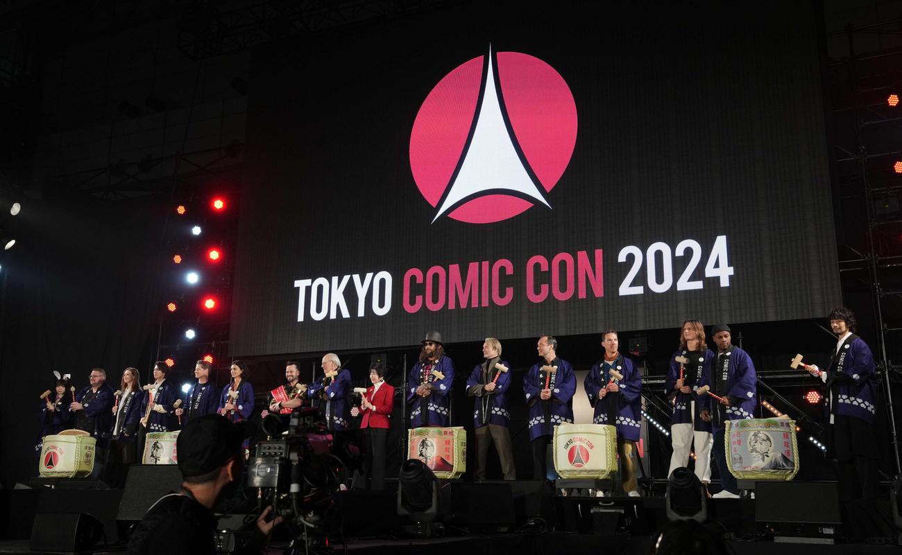 「東京コミコン2024」のオープニングセレモニーで鏡開きを行った登壇者。左から伊織もえ、C．B・セブルスキー、フルール・ジェフリエ、山下智久、ベン・マッケンジー、モリーナ・バッカリン、ダニエル・ローガン、クリストファー・ロイド、山東昭子参議院議員、ジェイソン・モモア、マッツ・ミケルセン、ジュード・ロウ、ベネディクト・カンバーバッチ、アンセル・エルゴート、ジョン・ボイエガ、斎藤工（撮影・たえ見朱実）