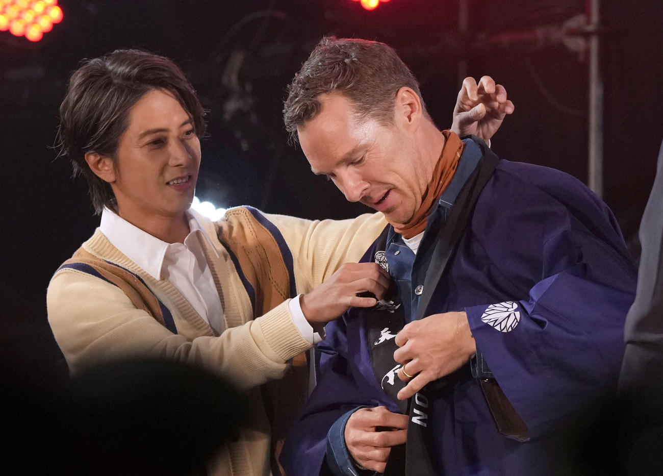 ベネディクト・カンバーバッチ（右）の襟を直す山下智久（撮影・たえ見朱実）