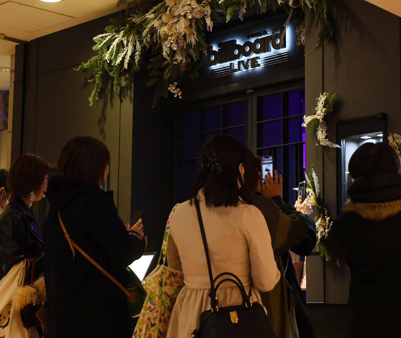 亡くなった中山美穂さんがLIVEを行う予定だったビルボード大阪には多くのファンの姿が見られた（撮影・前岡正明）