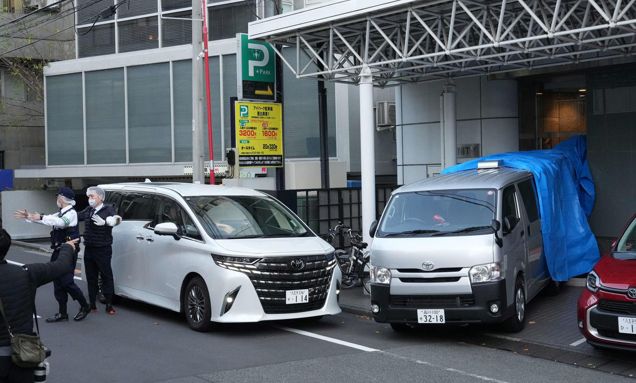 中山美穂さんの自宅前にはブルーシートで覆われた警察関係の車両が横付けされていた（撮影・小沢裕）