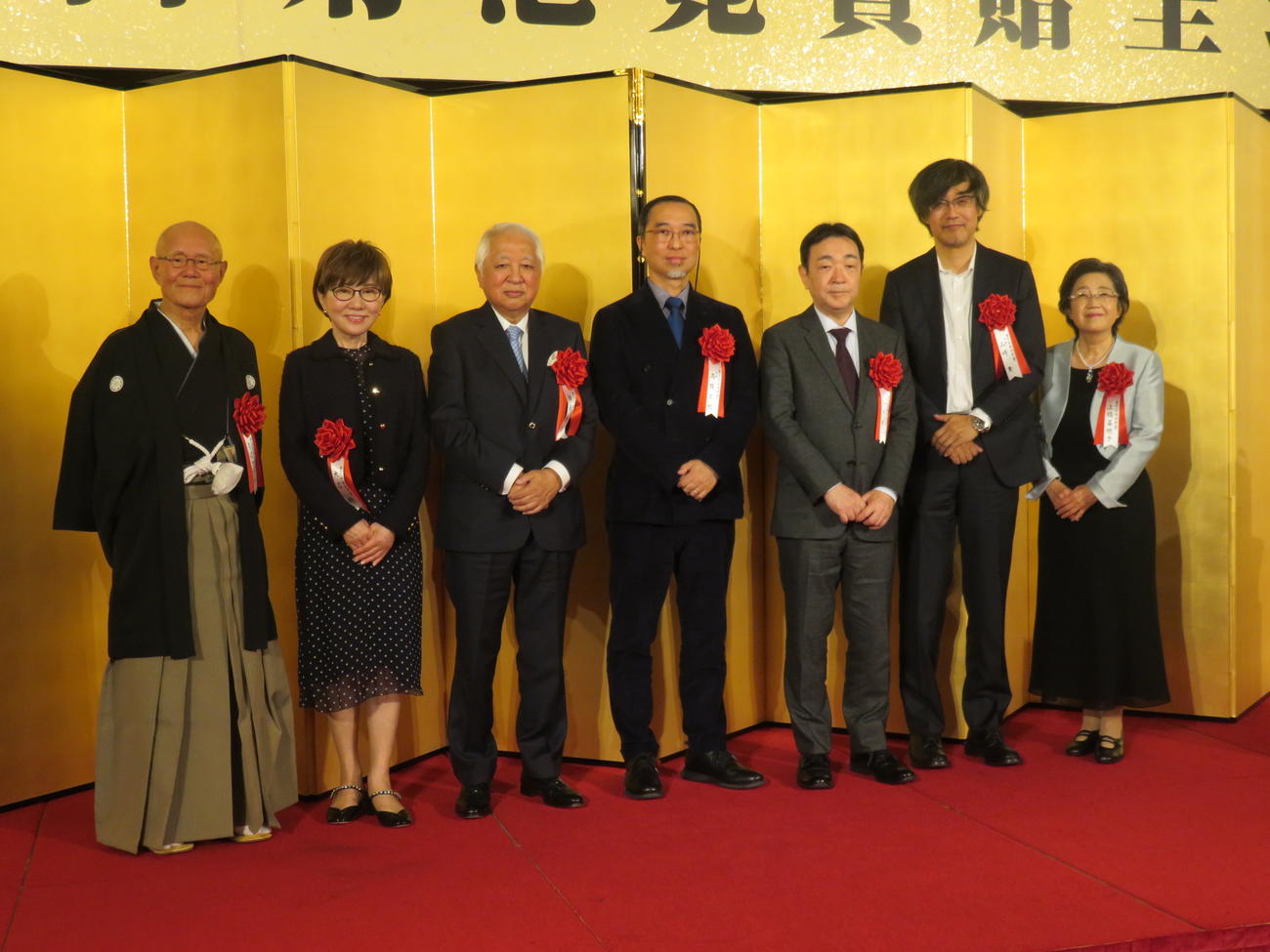 「第72回菊池寛賞」の受賞者たち。左からちばたつや氏、大石静氏、後藤謙次氏、白組高橋正紀取締役、白組小川洋一社長、山崎貴監督、上橋菜穂子氏