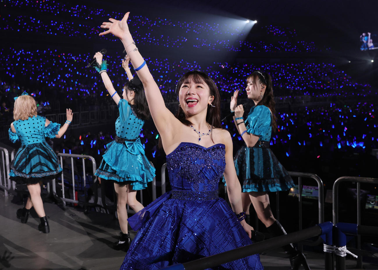 モーニング娘。’24コンサートツアー秋の千秋楽で卒業を迎え、ファンに手を振る石田亜佑美（撮影・野上伸悟）