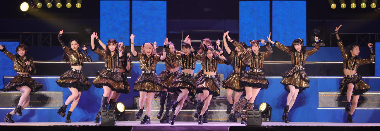 「モーニング娘。’24コンサートツアー秋」の千秋楽で熱演する石田亜佑美（中央）らモーニング娘。’24（撮影・野上伸悟）