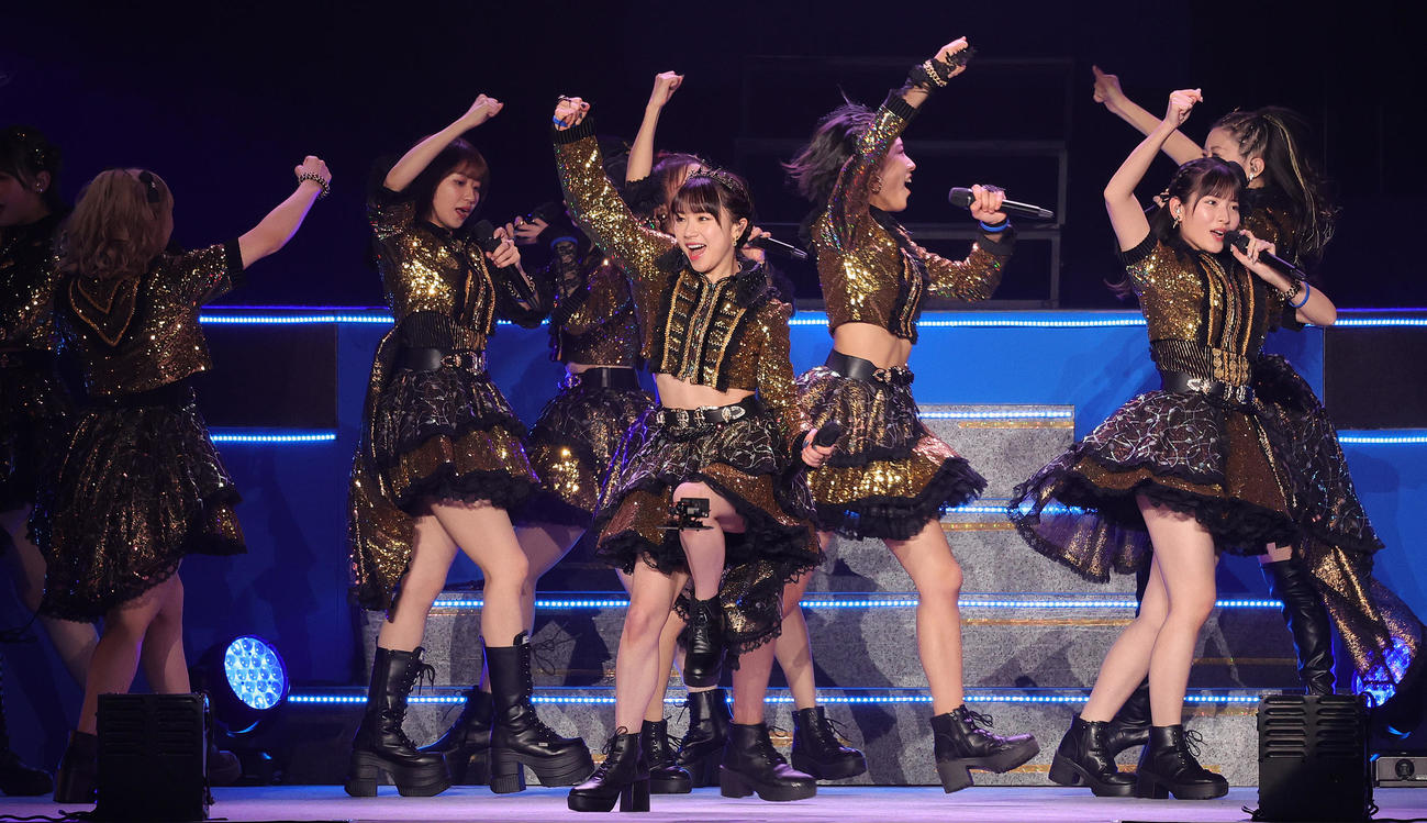 「モーニング娘。’24コンサートツアー秋」の千秋楽で熱演する石田亜佑美（中央）らモーニング娘。’24（撮影・野上伸悟）