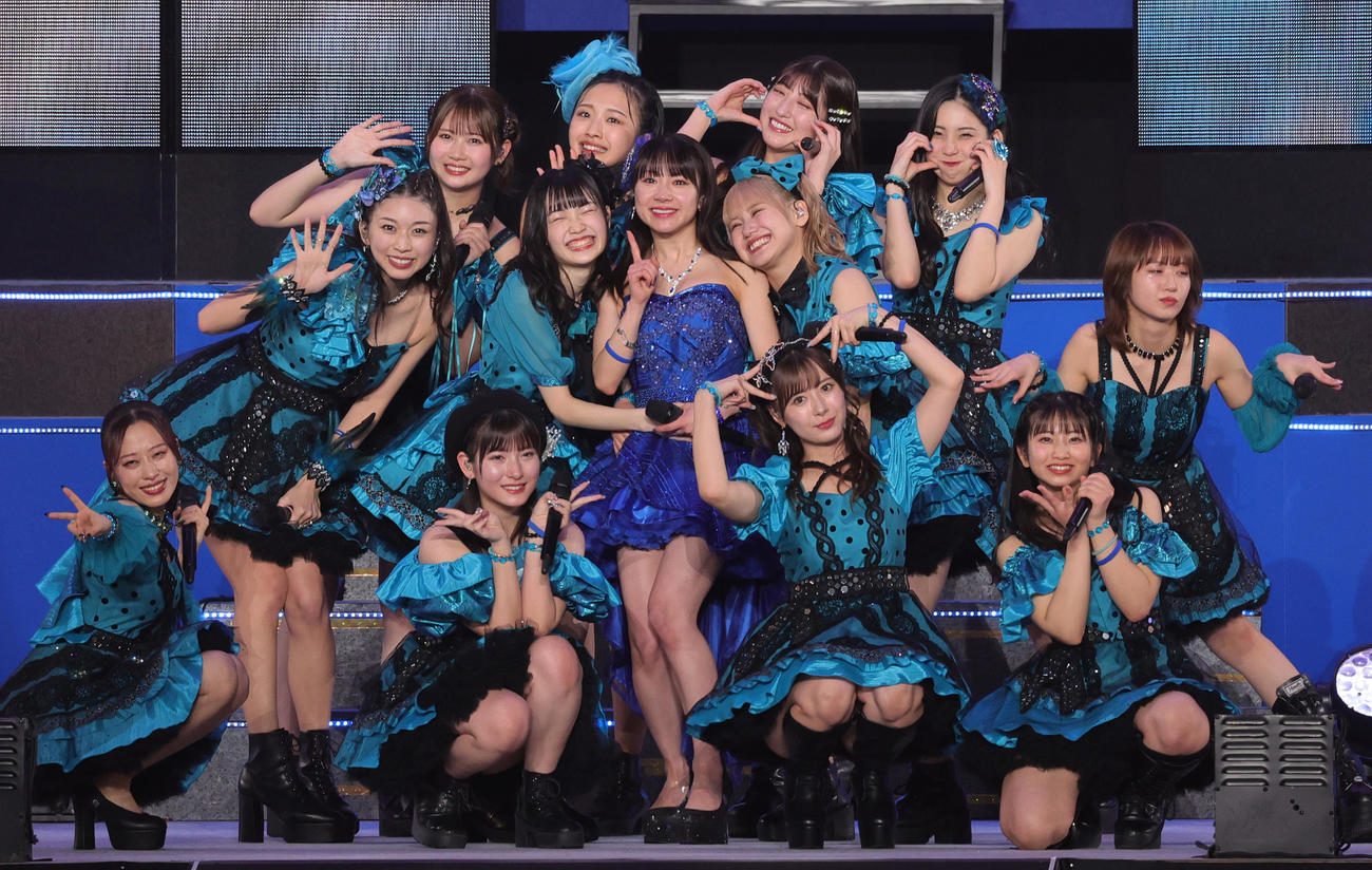 モーニング娘。’24コンサートツアー秋の千秋楽で卒業を迎え、仲間に祝福される石田亜佑美（撮影・野上伸悟）