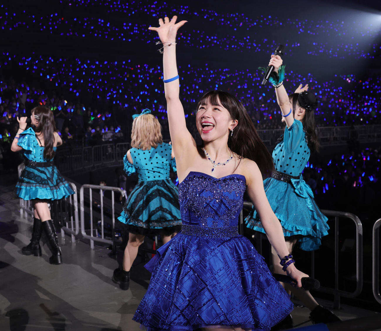 モーニング娘。’24コンサートツアー秋の千秋楽で卒業を迎え、ファンに手を振る石田亜佑美（撮影・野上伸悟）
