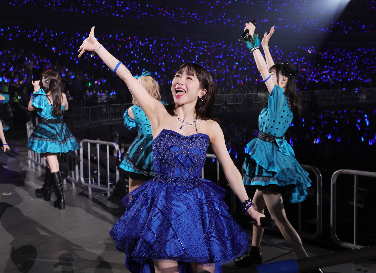 モーニング娘。’24コンサートツアー秋の千秋楽で卒業を迎え、ファンに手を振る石田亜佑美（撮影・野上伸悟）