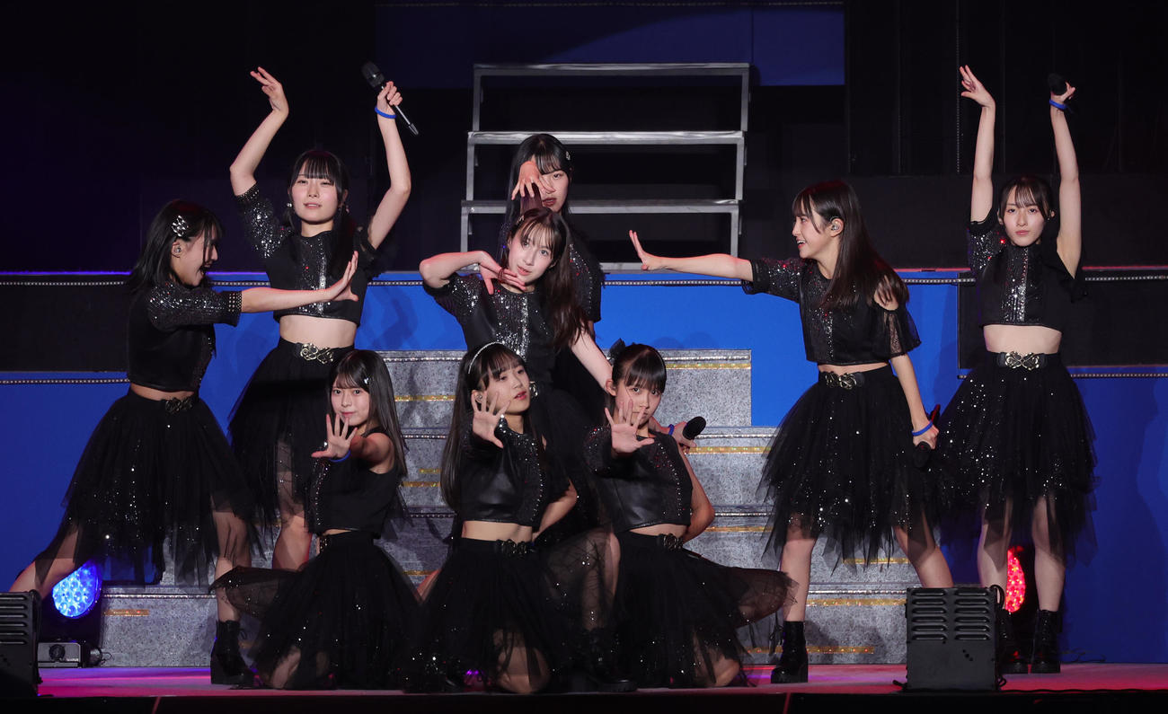 モーニング娘。’24コンサートツアー秋の千秋楽でオープニングアクトを務めるロージークロニクル（撮影・野上伸悟）