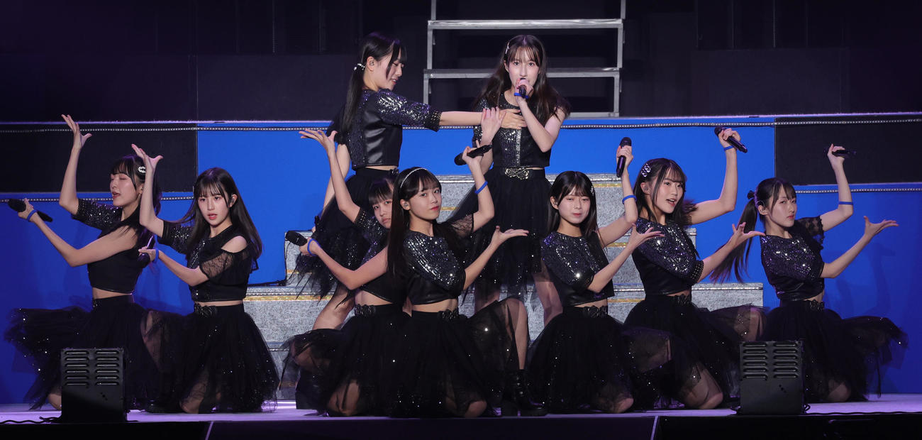 モーニング娘。’24コンサートツアー秋の千秋楽でオープニングアクトを務めるロージークロニクル（撮影・野上伸悟）