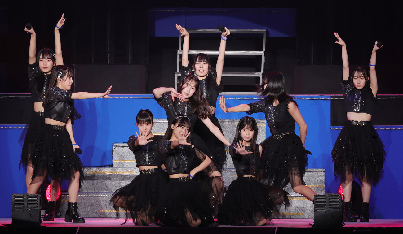 モーニング娘。’24コンサートツアー秋の千秋楽でオープニングアクトを務めるロージークロニクル（撮影・野上伸悟）