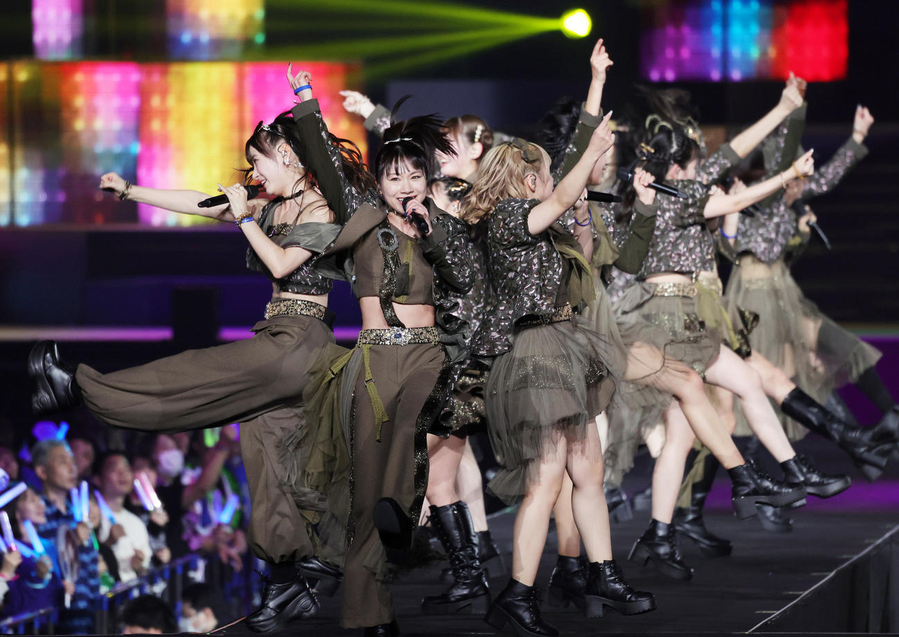 「モーニング娘。’24コンサートツアー秋」の千秋楽で熱演する石田亜佑美（中央）らモーニング娘。’24（撮影・野上伸悟）
