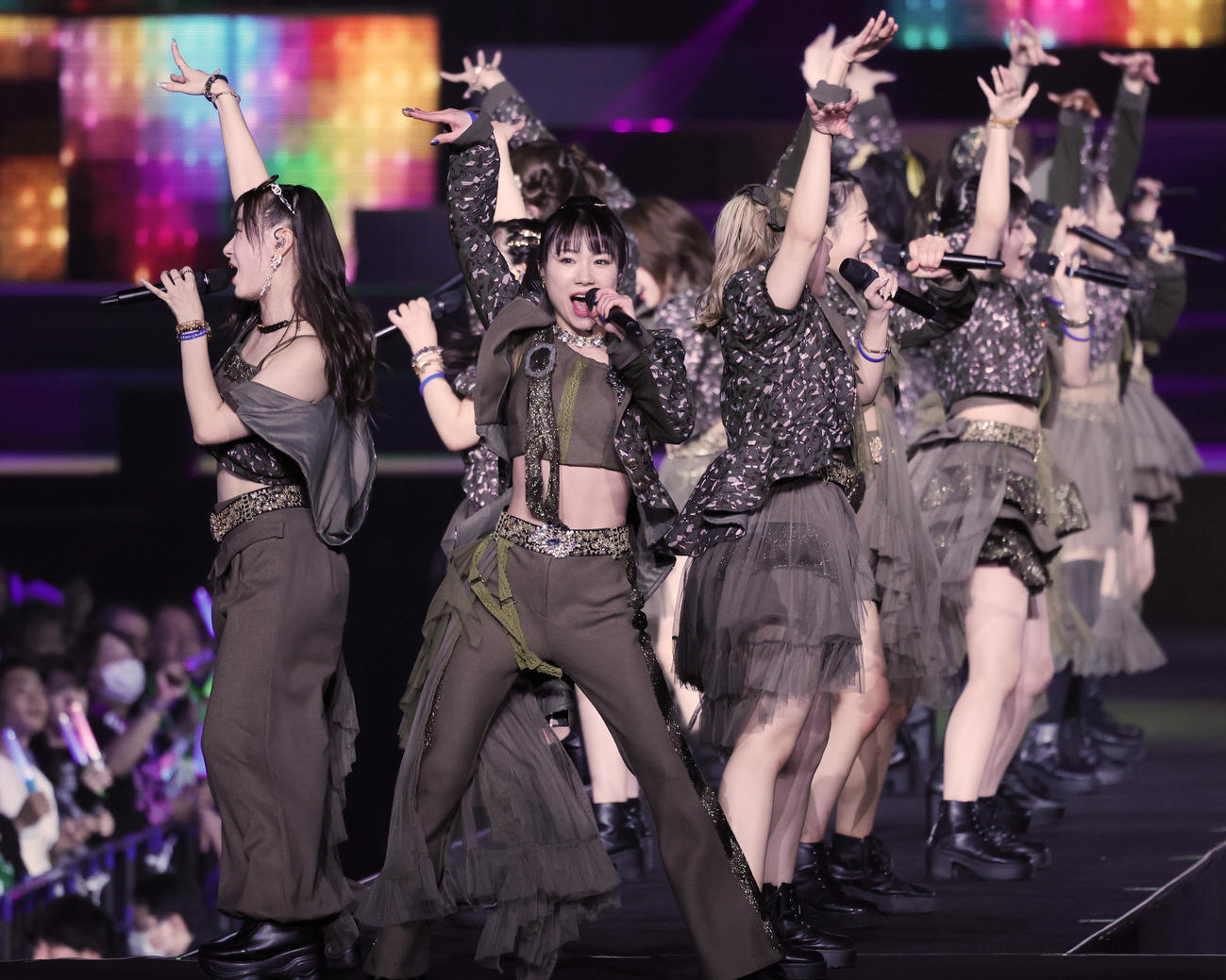 「モーニング娘。’24コンサートツアー秋」の千秋楽で熱演する石田亜佑美（中央）らモーニング娘。’24（撮影・野上伸悟）