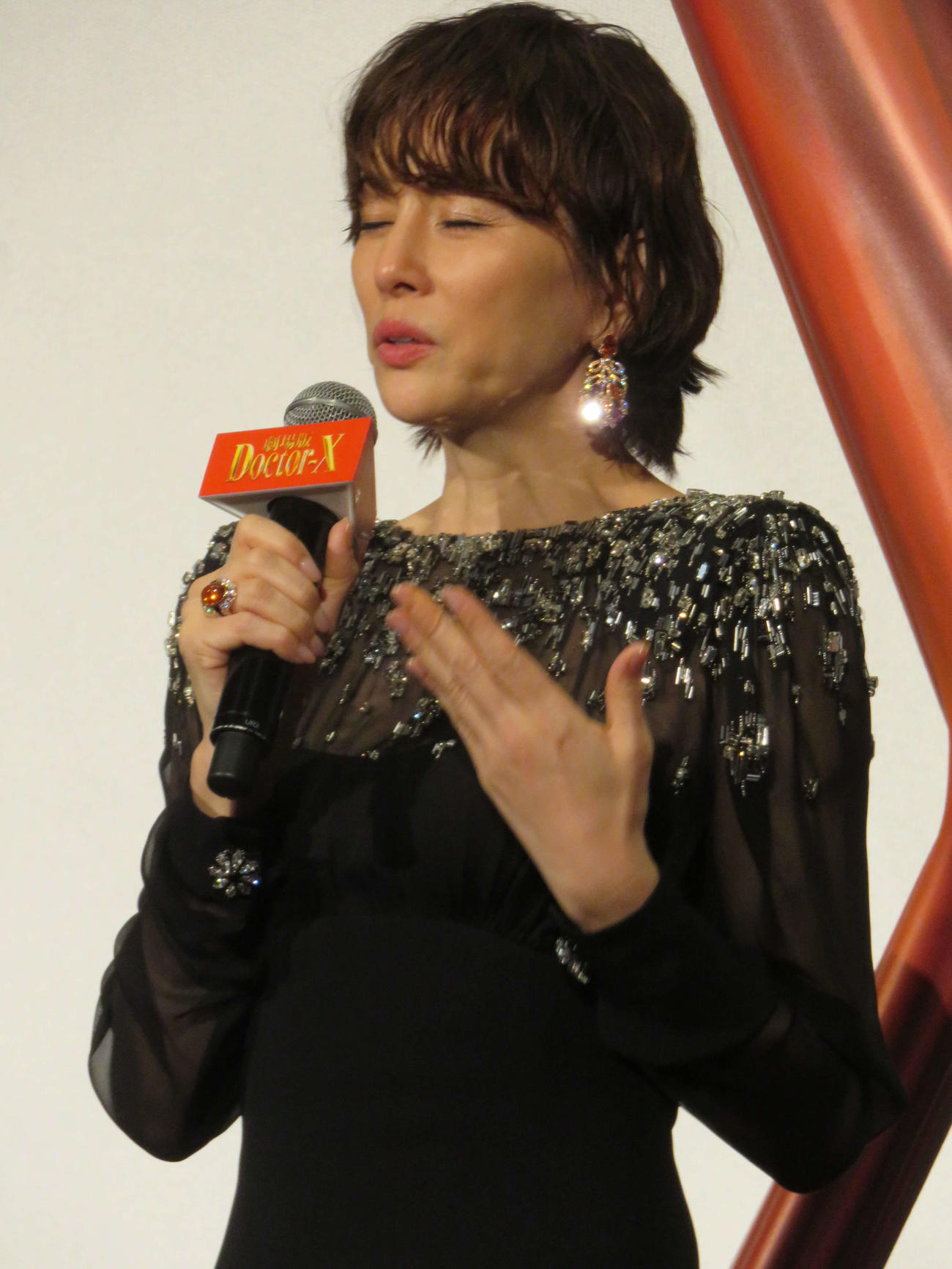 「劇場版ドクターX」初日舞台あいさつに登壇し、涙をこらえながら話す米倉涼子