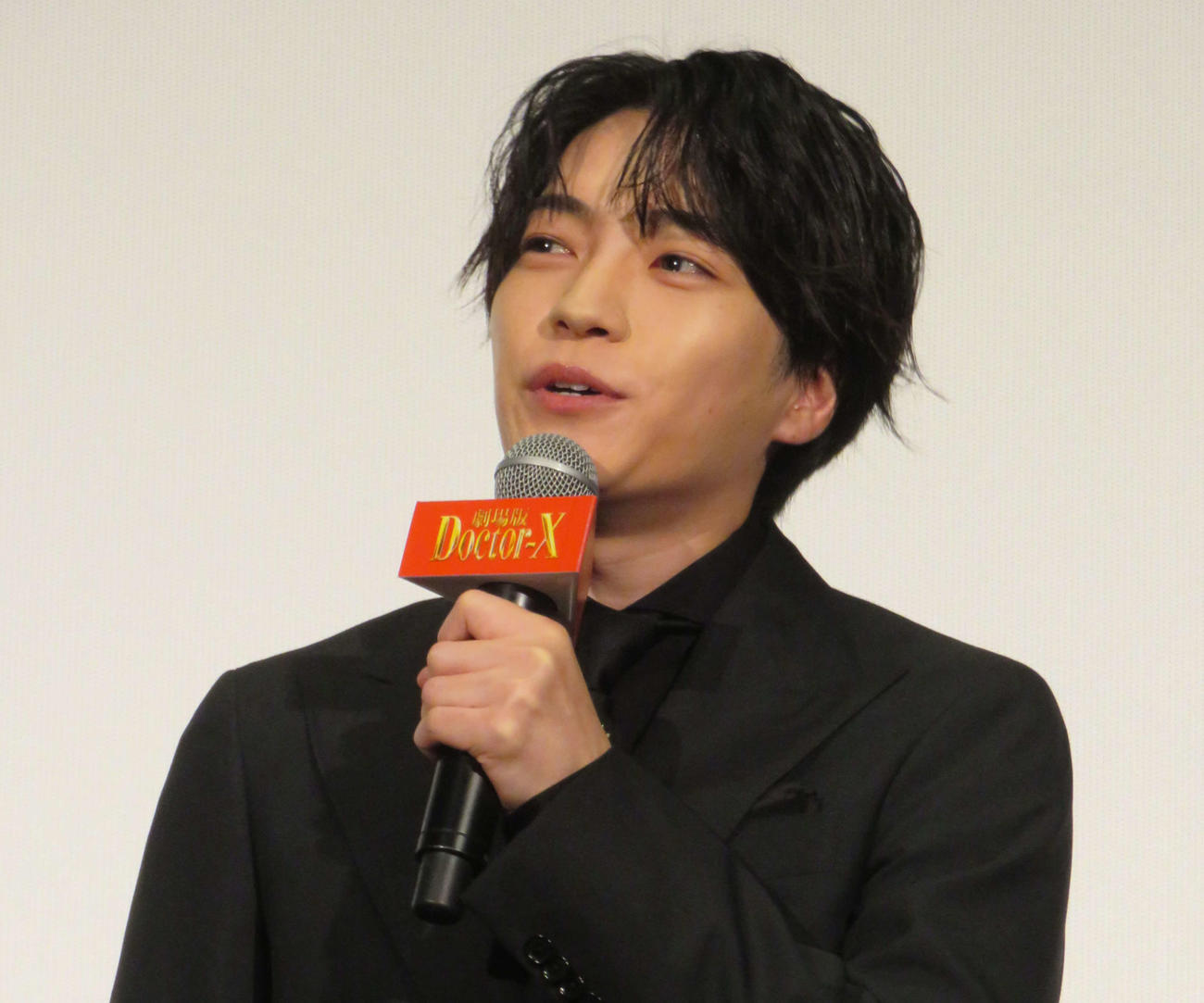 「劇場版ドクターX」初日舞台あいさつに登壇した西畑大吾
