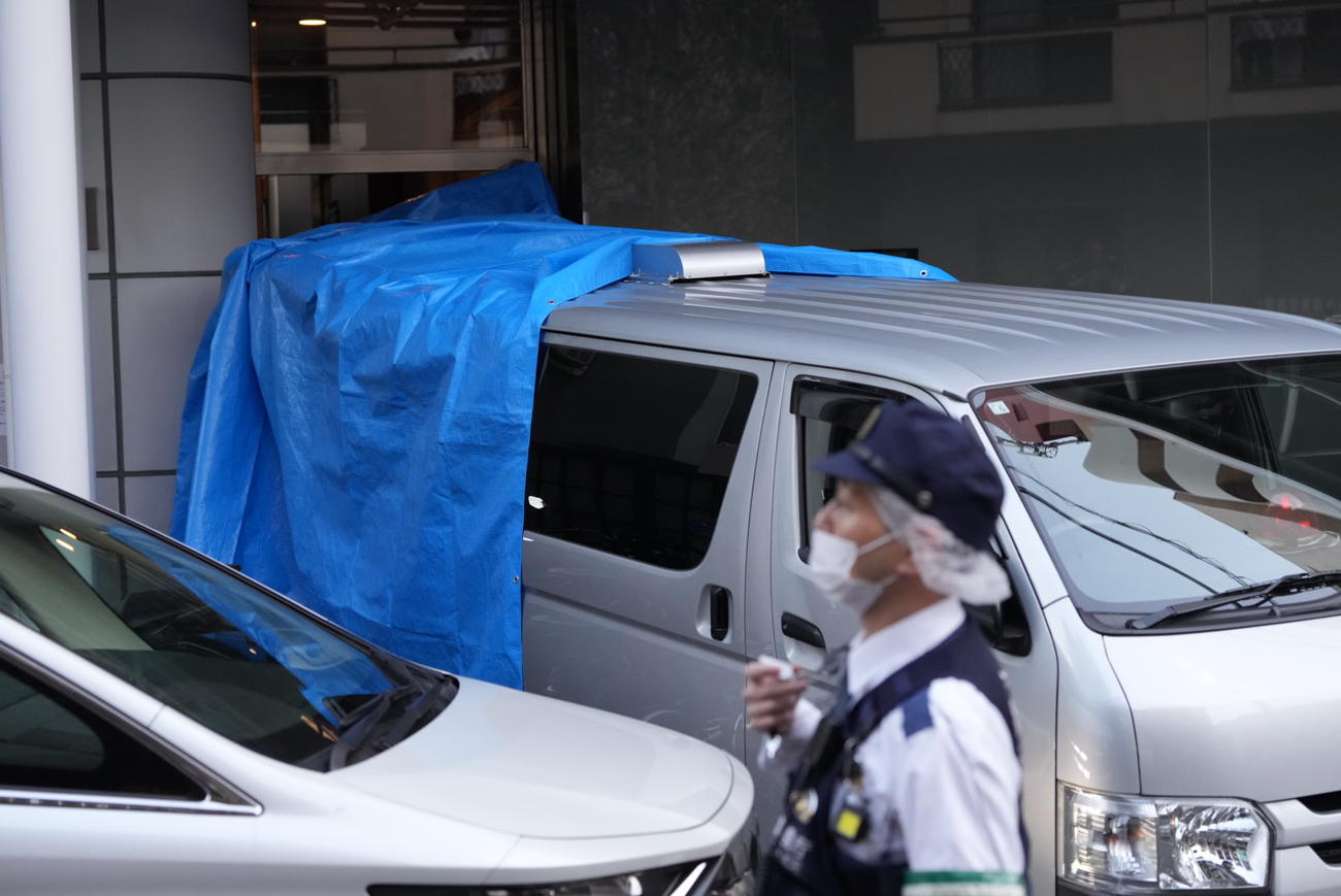 死亡が確認された中山美穂さんの自宅前にはブルーシートで覆われた警察関係の車両が横付けされていた（撮影・小沢裕）