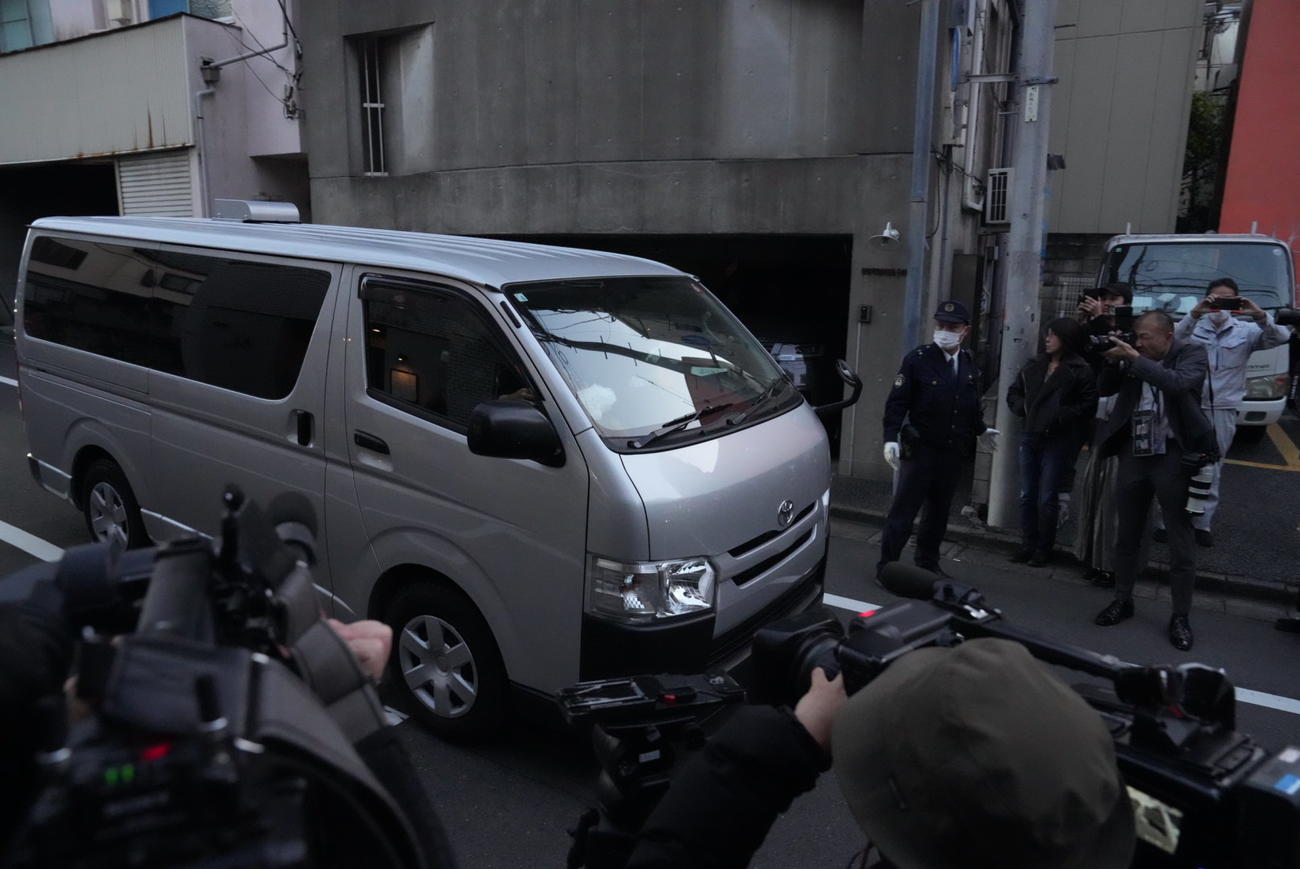 自宅前を出る中山美穂さんを乗せたと思われる警察関係の車両（撮影・小沢裕）