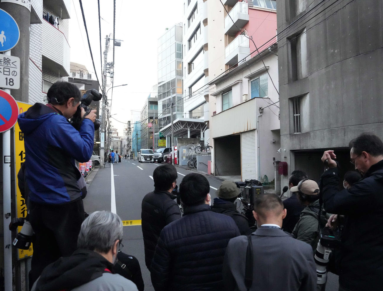 大勢の報道陣が詰め掛けた中山美穂さんの自宅前の道路は規制線が敷かれた（撮影・小沢裕）