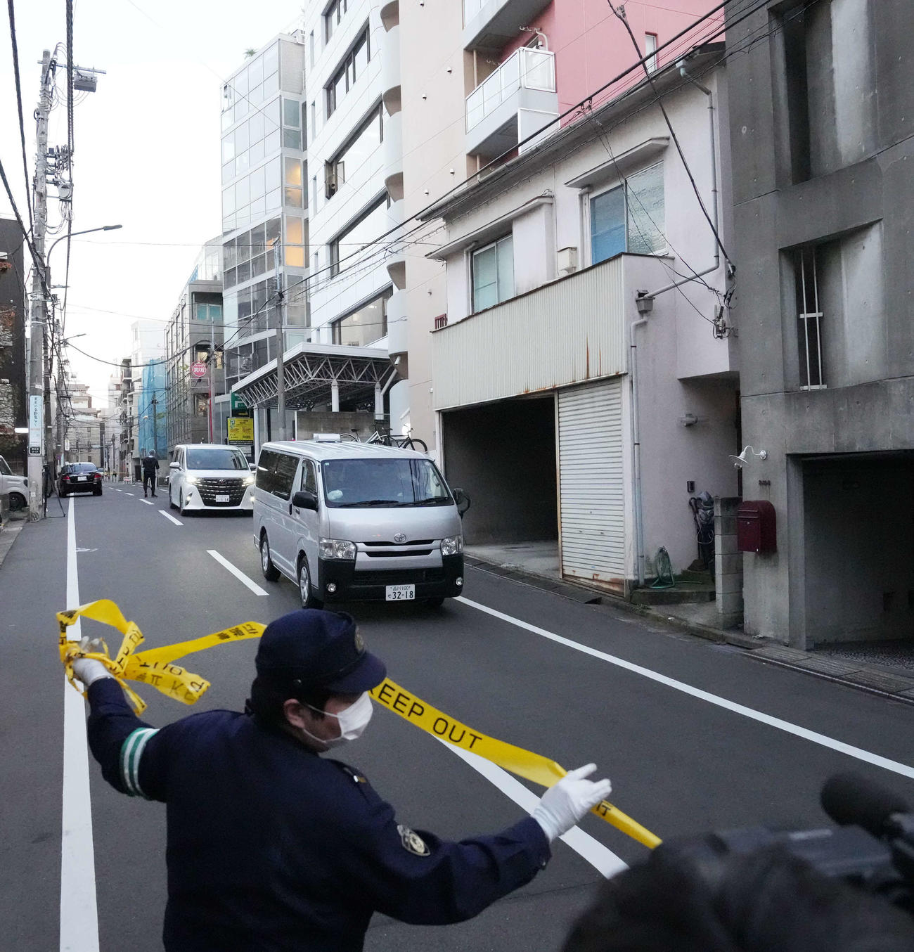 自宅を出る中山美穂さんを乗せたと思われる車（撮影・小沢裕）