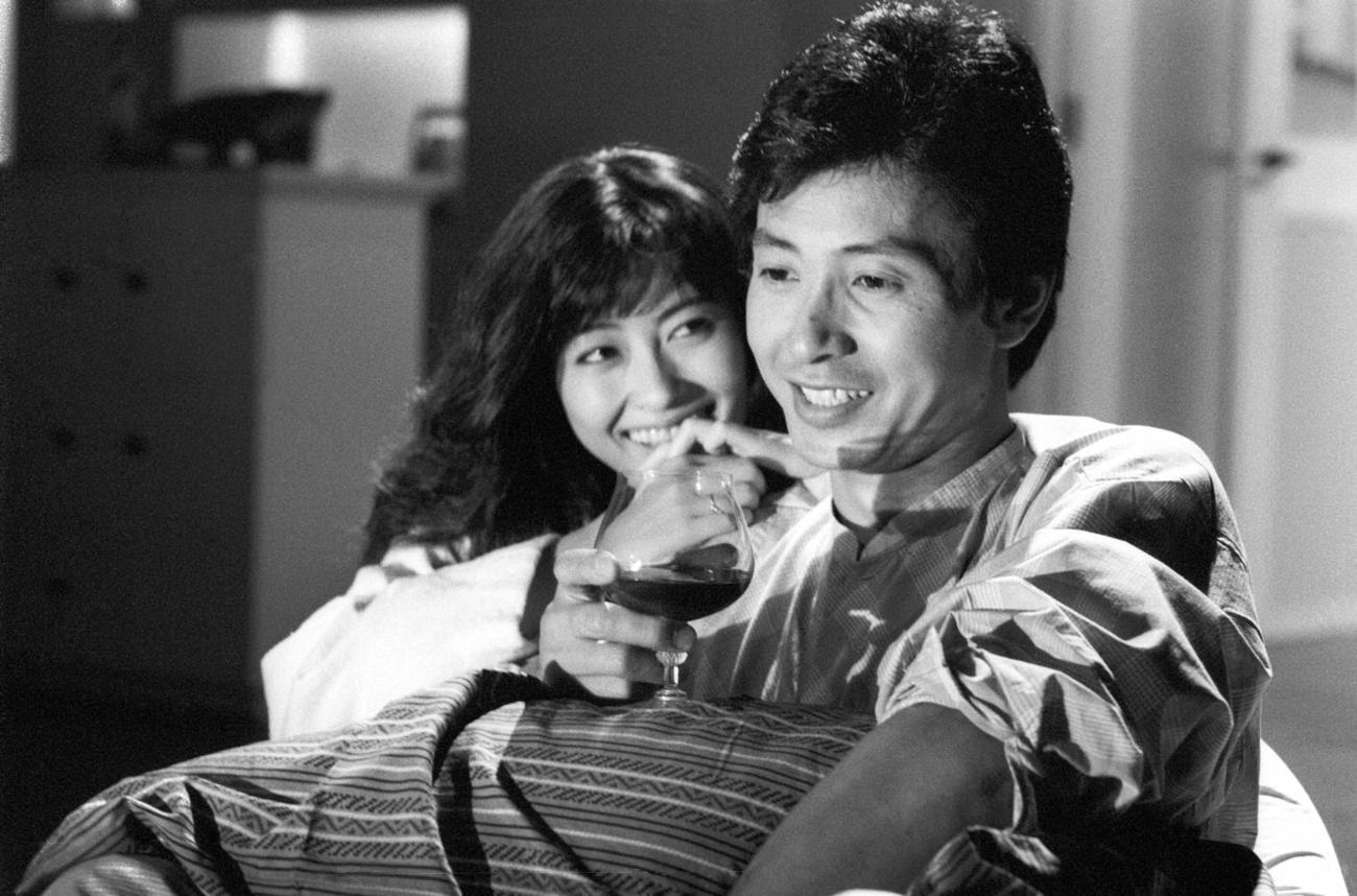 1987年のTBS系ドラマ「ママはアイドル！」に出演していた中山美穂さん（左。右は三田村邦彦）（写真提供TBS）