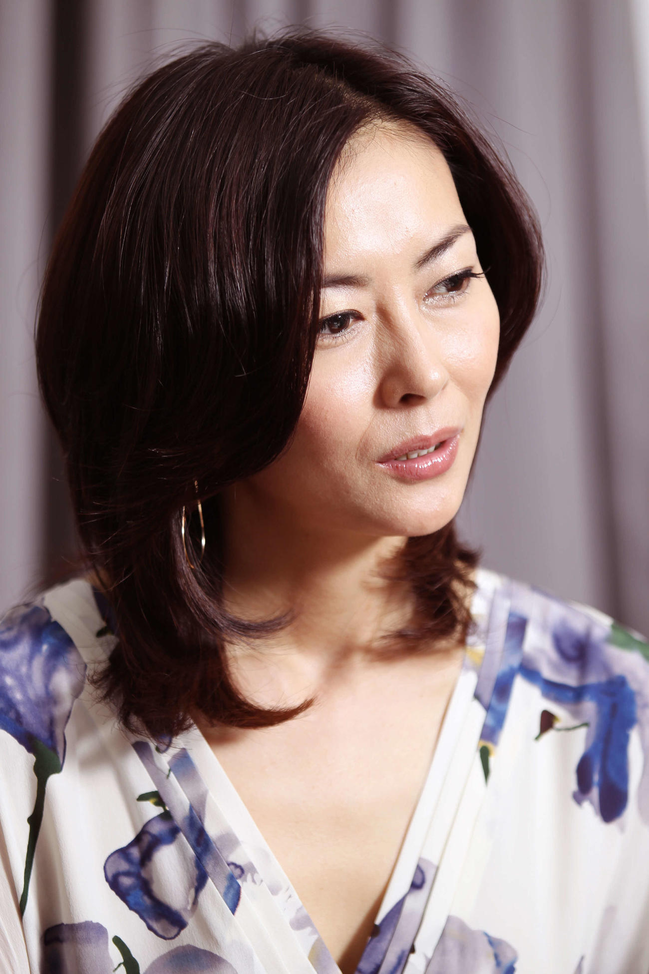 インタビューに答える中山美穂さん（09年12月）