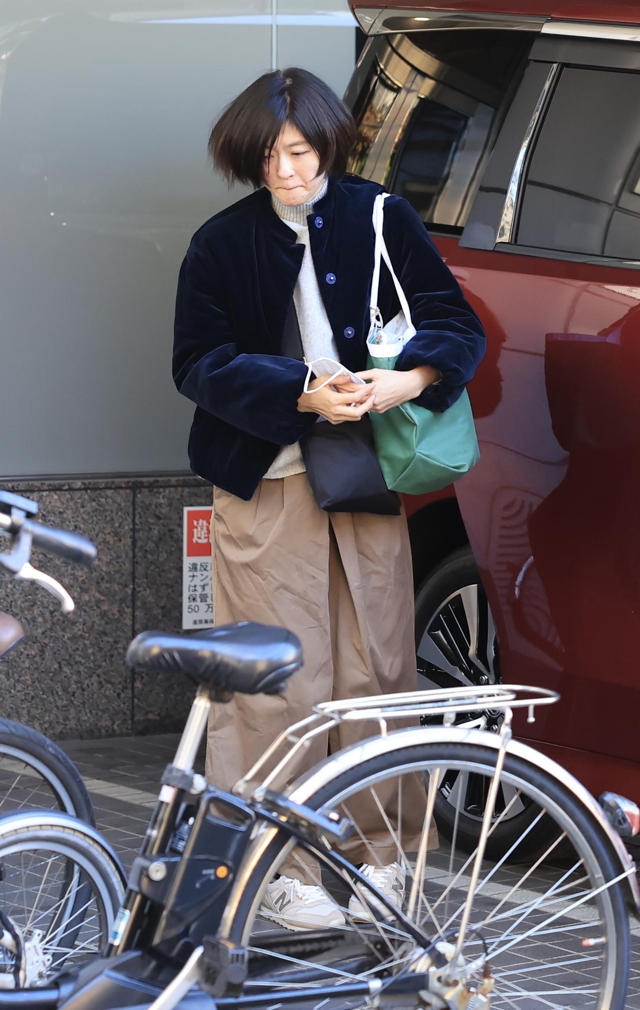 都内の中山美穂さんの自宅に訪れた妹の中山忍(撮影・浅見桂子)