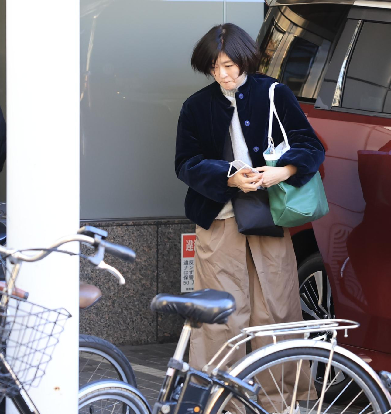 都内の中山美穂さんの自宅に訪れた妹の中山忍(撮影・浅見桂子)