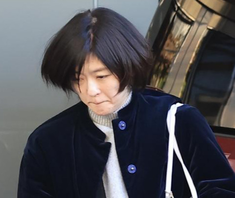 54歳急死の中山美穂さん自宅に妹、中山忍の姿　報道陣に深々と頭下げる