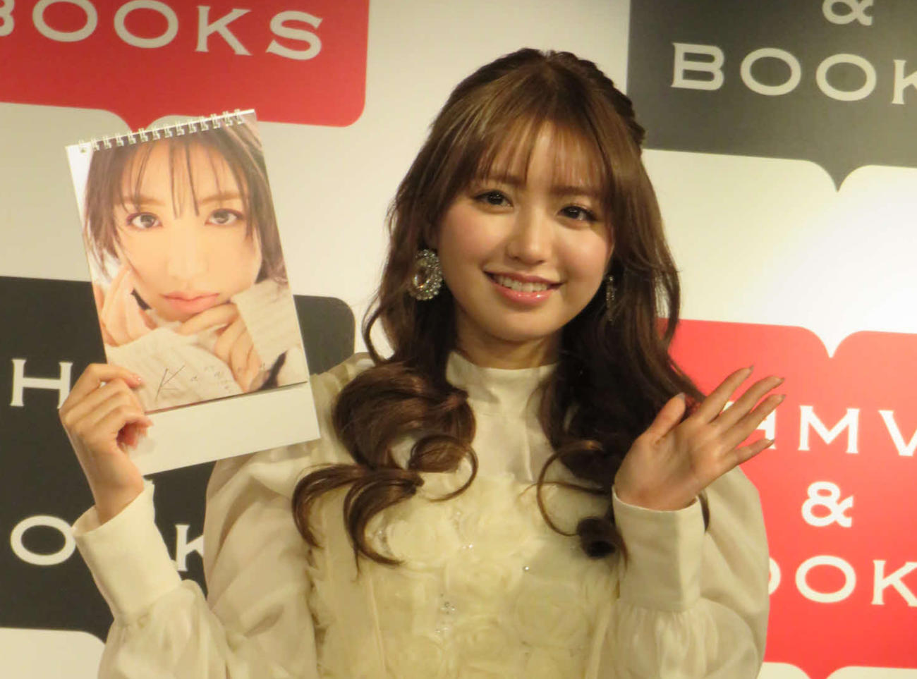 「香音　2025カレンダー」発売記念イベントを持つ香音