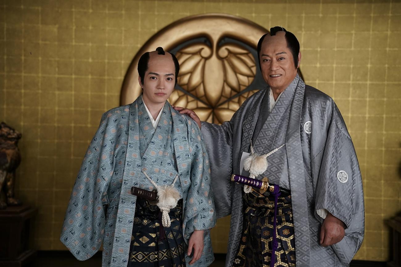 テレビ朝日系ドラマプレミアム「新・暴れん坊将軍」に出演する西畑大吾（左）と松平健