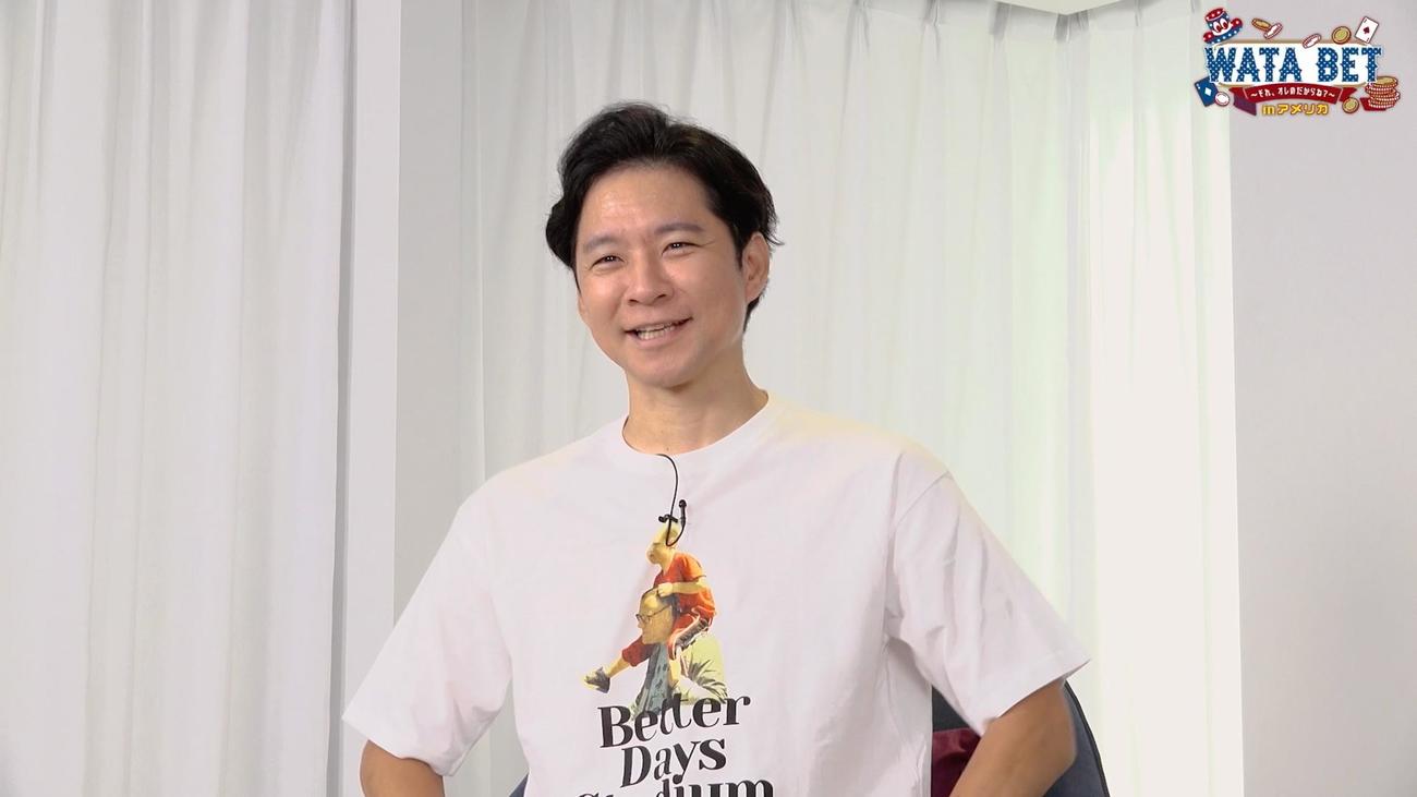 「WATABET in　アメリカ　～それ、オレのだからね？～」MCの渡部建（左）。右は両角708