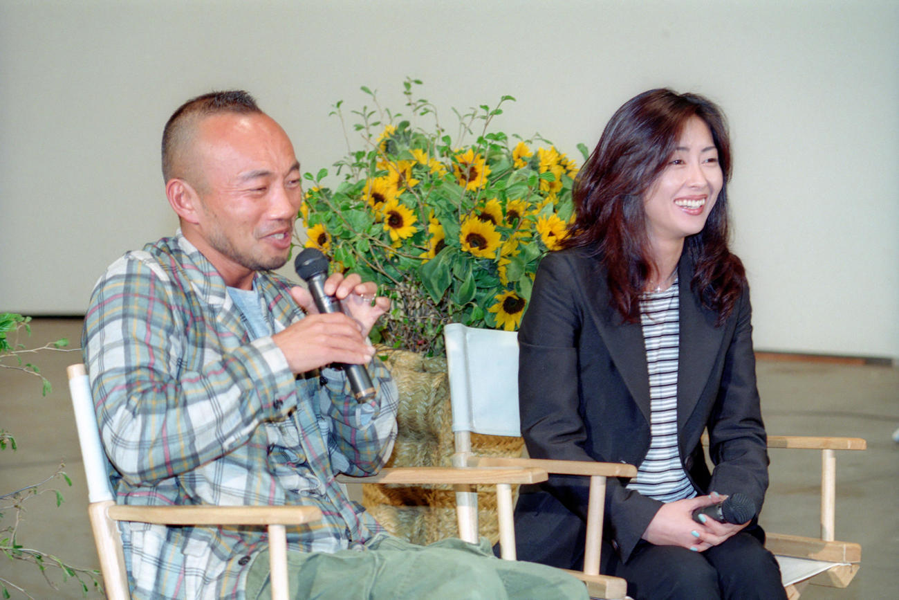 監督・主演の竹中直人と中山美穂さん（1997年4月）