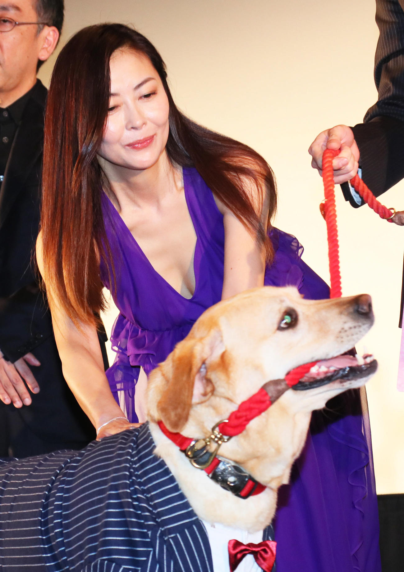 映画「蝶の眠り」初日舞台あいさつで劇中の愛犬トンボの登場に笑顔を見せる中山美穂さん（2018年5月）