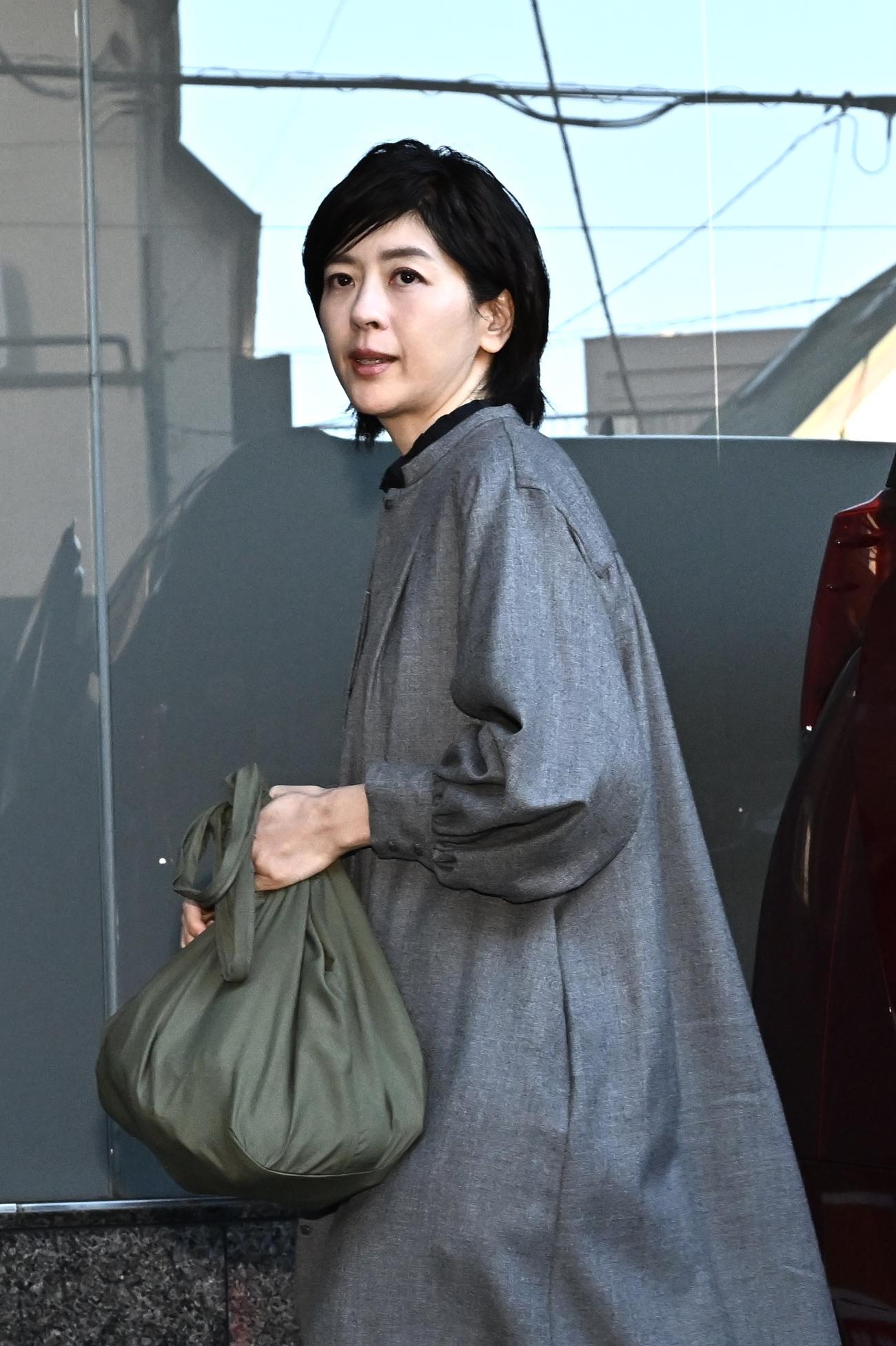 中山美穂さんの家に入る妹の中山忍（撮影・滝沢徹郎）