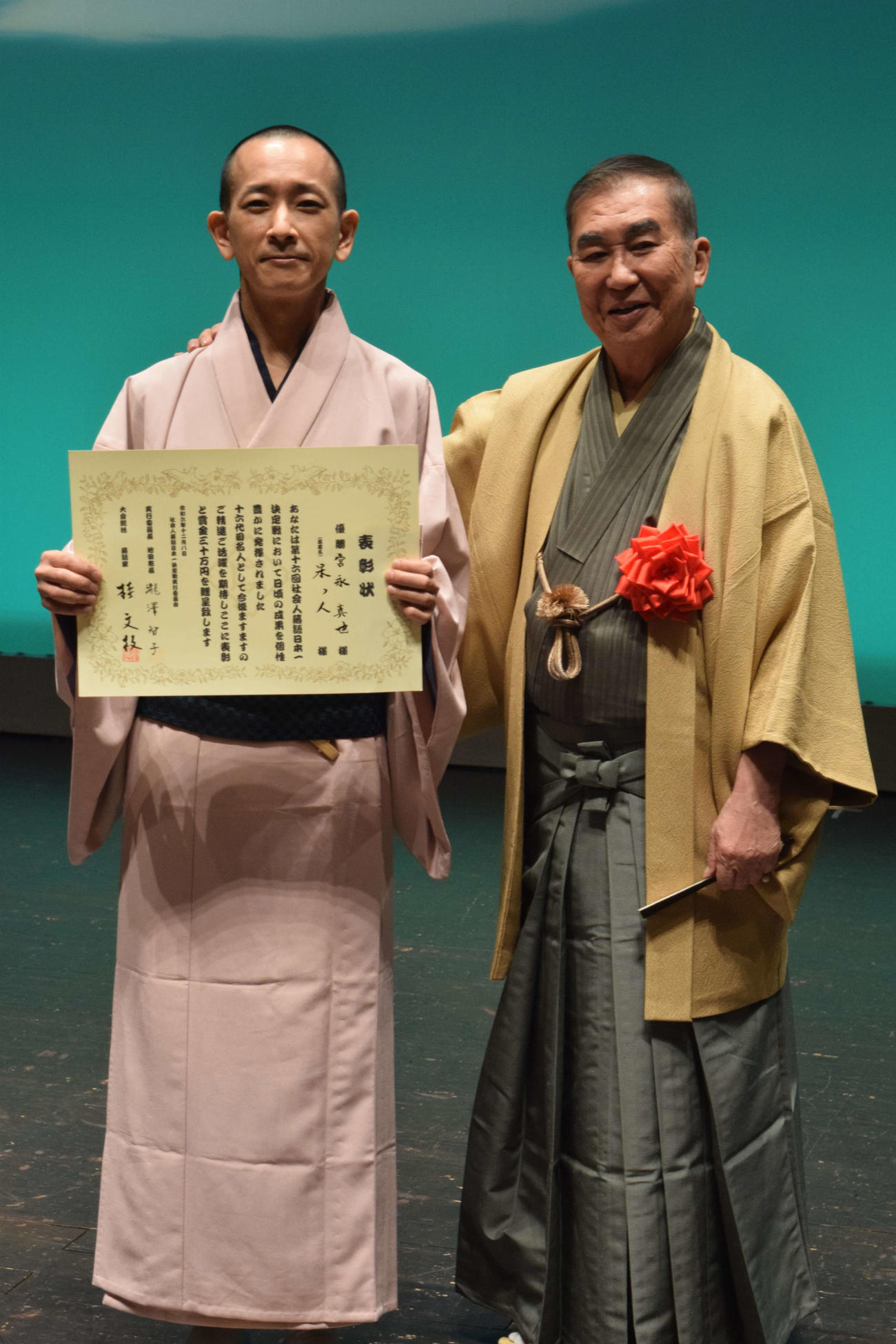 第16代社会人落語王者に輝いた宮永真也（高座名・呆っ人）さんと大会審査委員長の桂文枝（右）（撮影・阪口孝志）