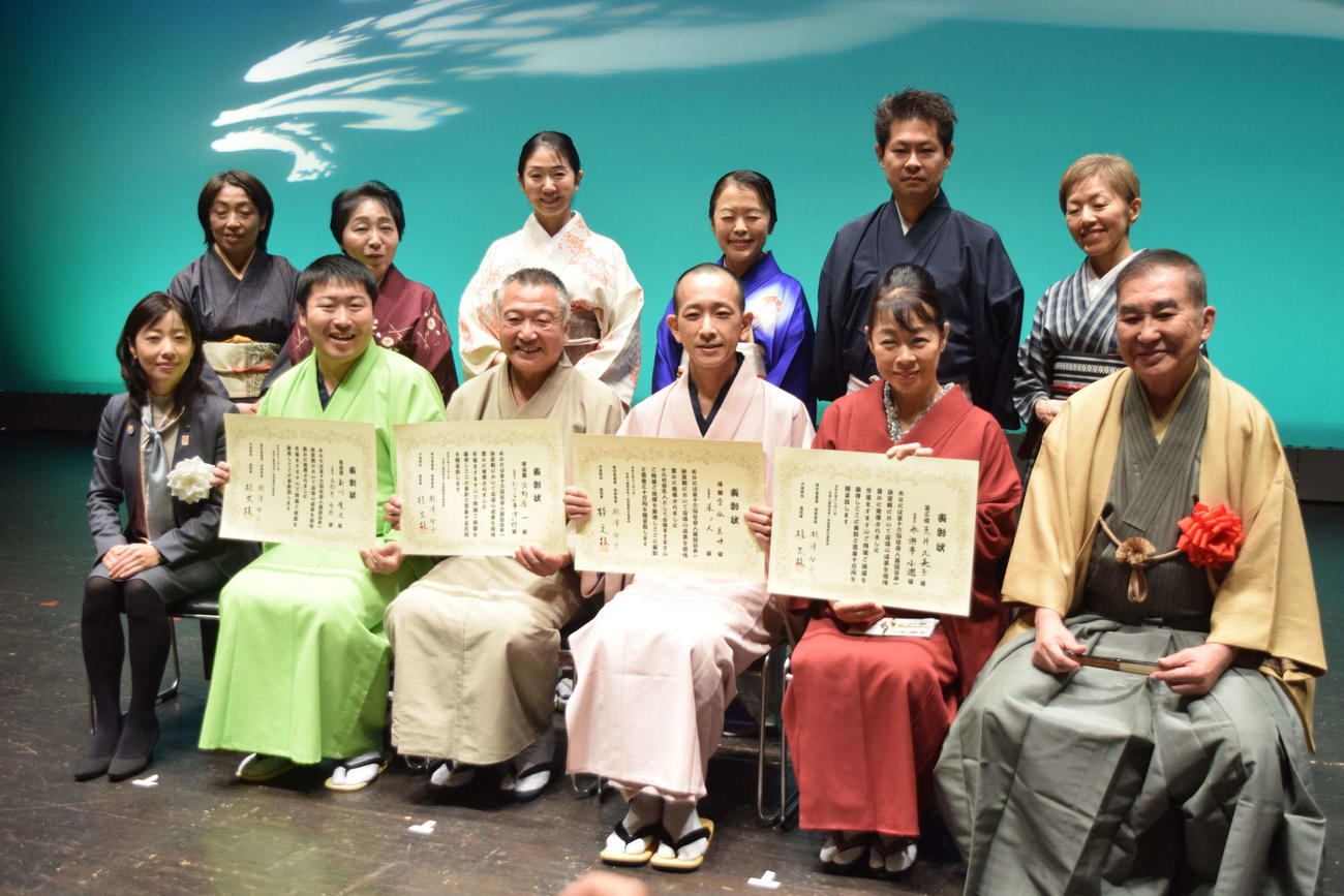 第16代社会人落語出演者と瀧澤智子池田市長（前列左から1人目）、大会審査委員長の桂文枝（同6人目）（撮影・阪口孝志）