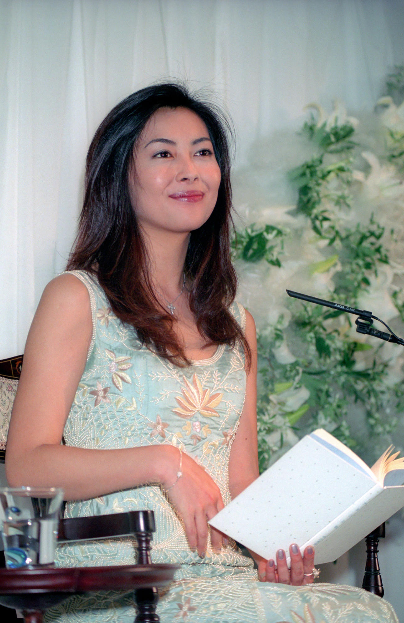 小説「アタシと私」の10万部突破記念朗読会を行った中山美穂さん（1997年12月13日）