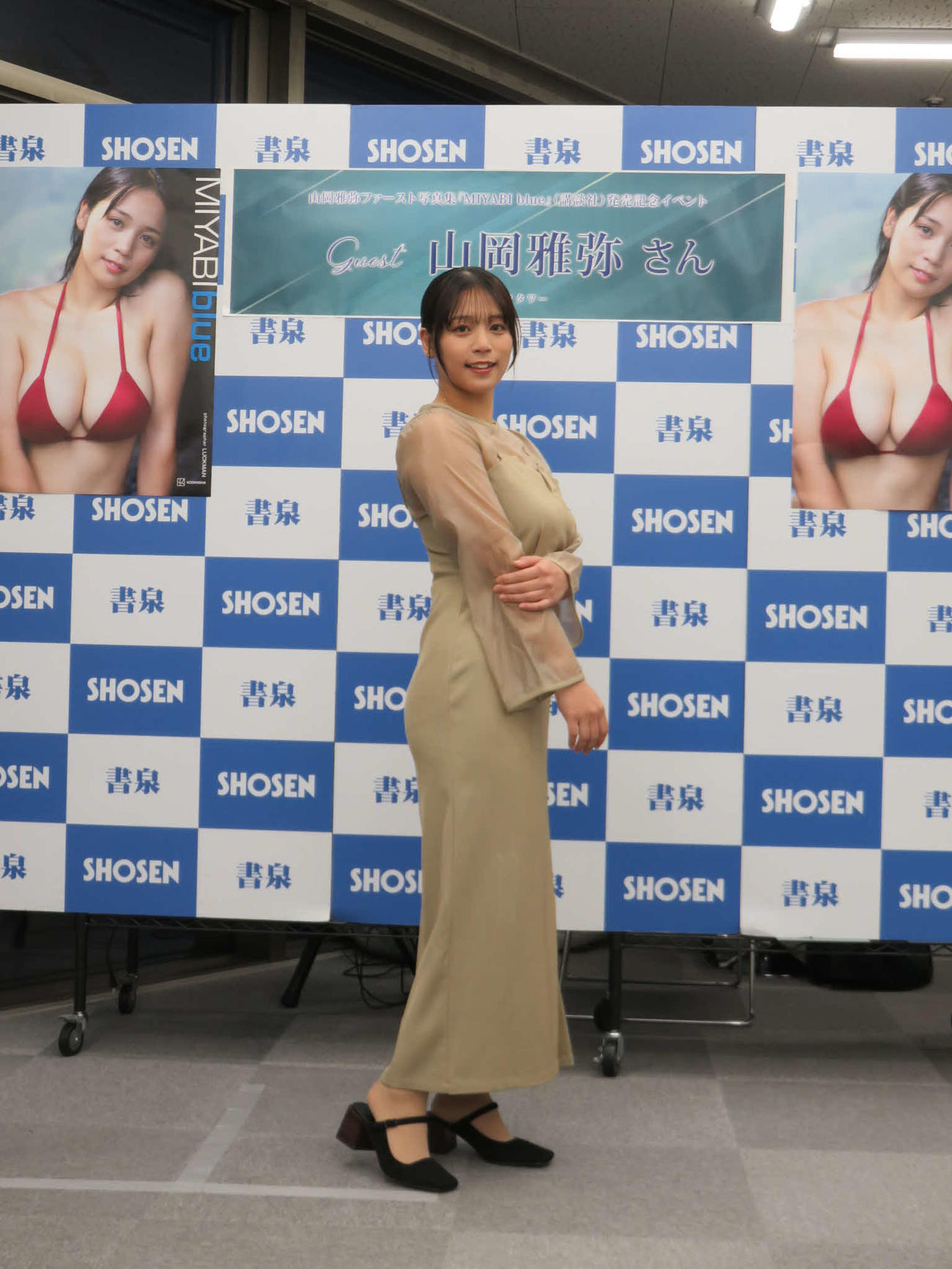 ファースト写真集「MIYABI blue」の発売記念会見を開いた山岡雅弥