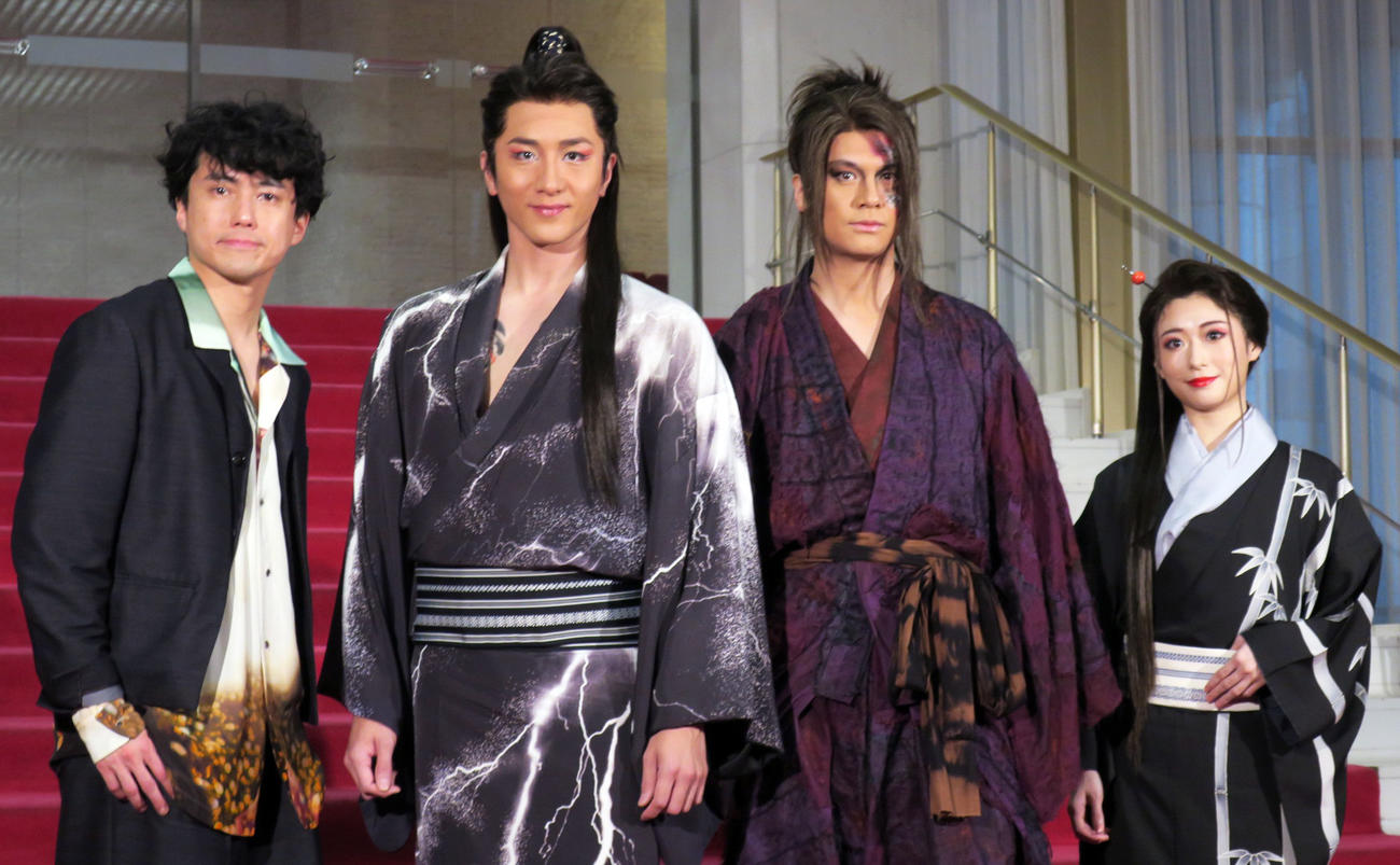 舞台「天保十二年のシェイクスピア」囲み会見で。左から、演出家の藤田俊太郎氏、大貫勇輔、浦井健治、唯月ふうか