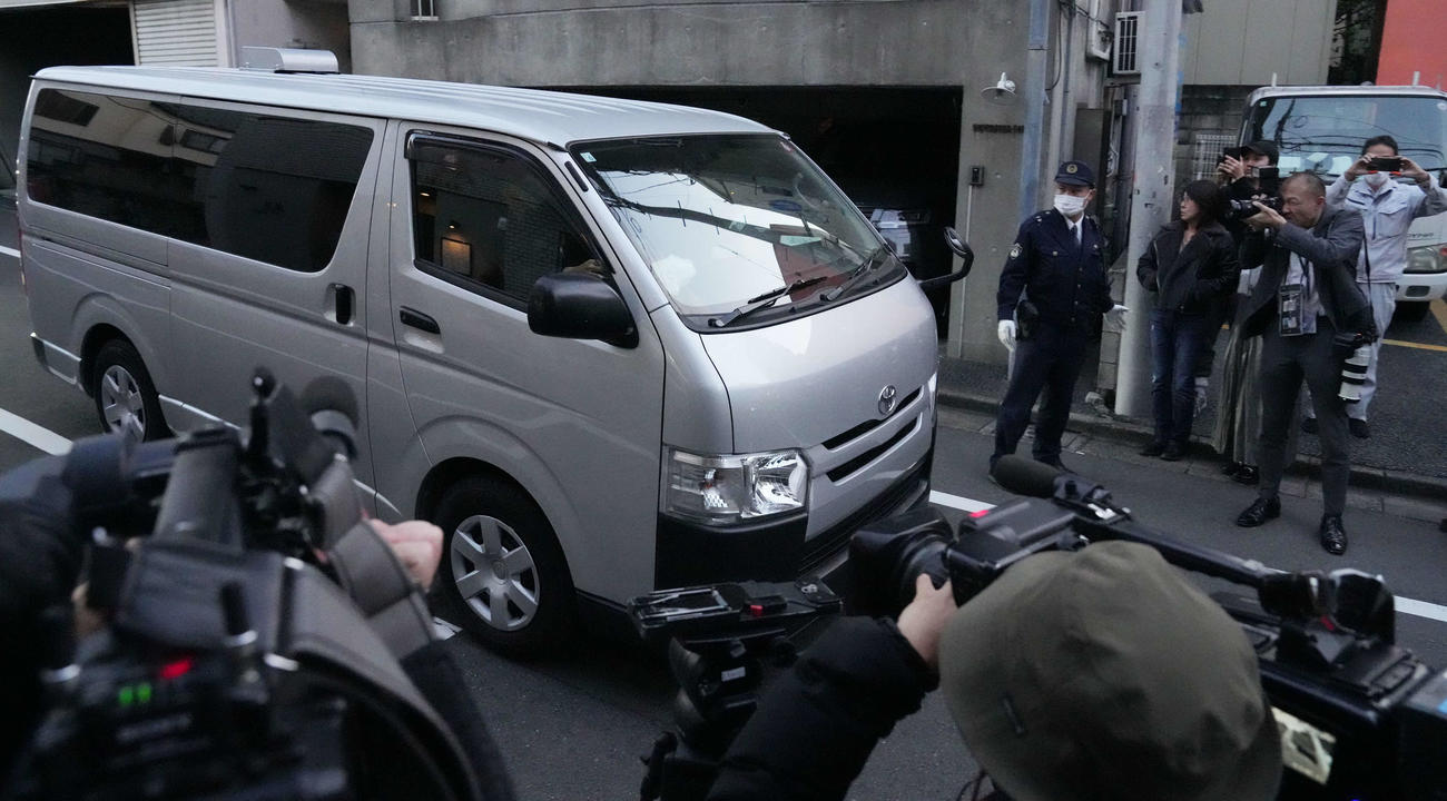 自宅を出る中山美穂さんを乗せたと思われる車（2024年12月6日撮影）