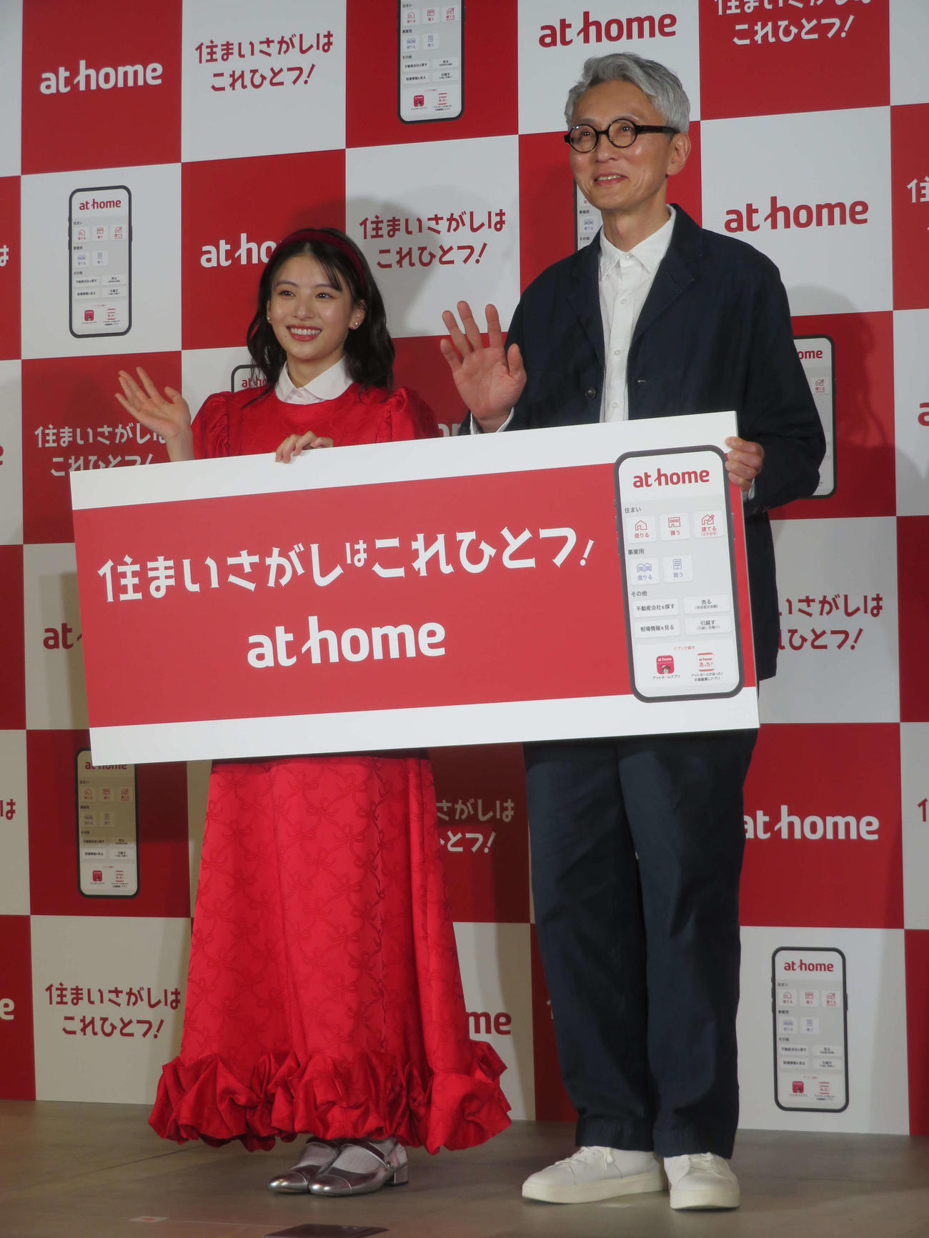 アットホーム新CM＆住まい探しに関する調査発表会に「不思議の国のアリス」の衣装で登場した出口夏希と松重豊（撮影・村上幸将）