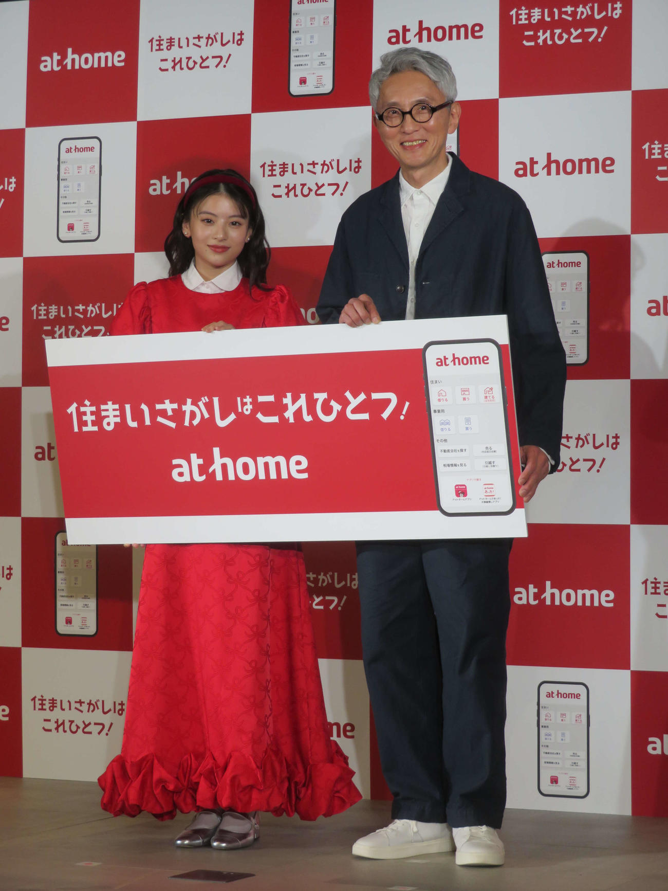 アットホーム新CM＆住まい探しに関する調査発表会に「不思議の国のアリス」の衣装で登場した出口夏希と松重豊（撮影・村上幸将）