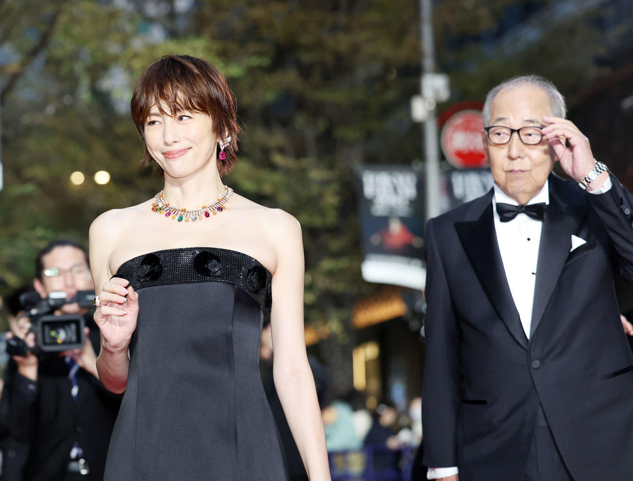 東京国際映画祭のレッドカーペットに臨む米倉涼子（左）と岸部一徳（2024年10月撮影）