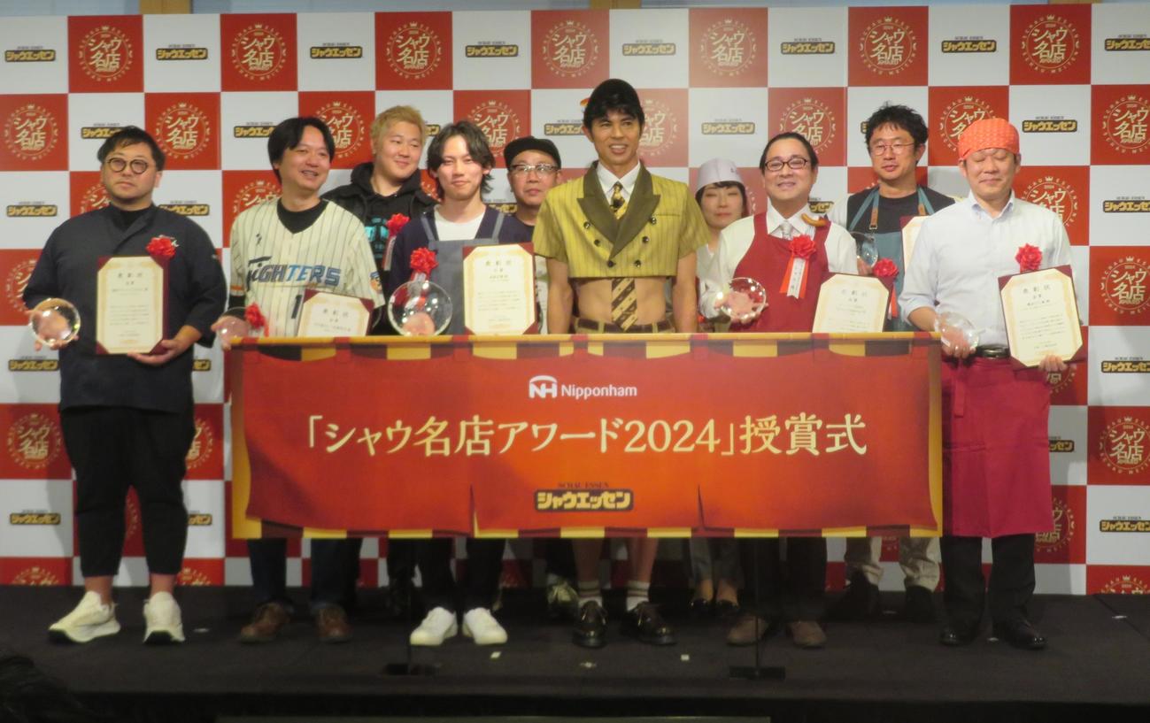 「シャウ名店アワード2024授章式」の受賞各店と小島よしお（中央右）