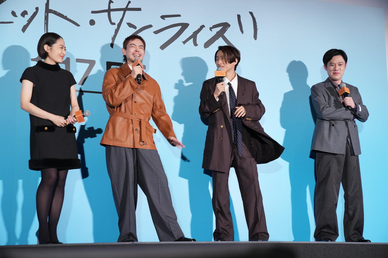 映画「サンセット・サンライズ」完成披露試写会のトークセッションで笑顔を見せる、左から井上真央、菅田将暉、三宅健、好井まさお（撮影・垰建太）