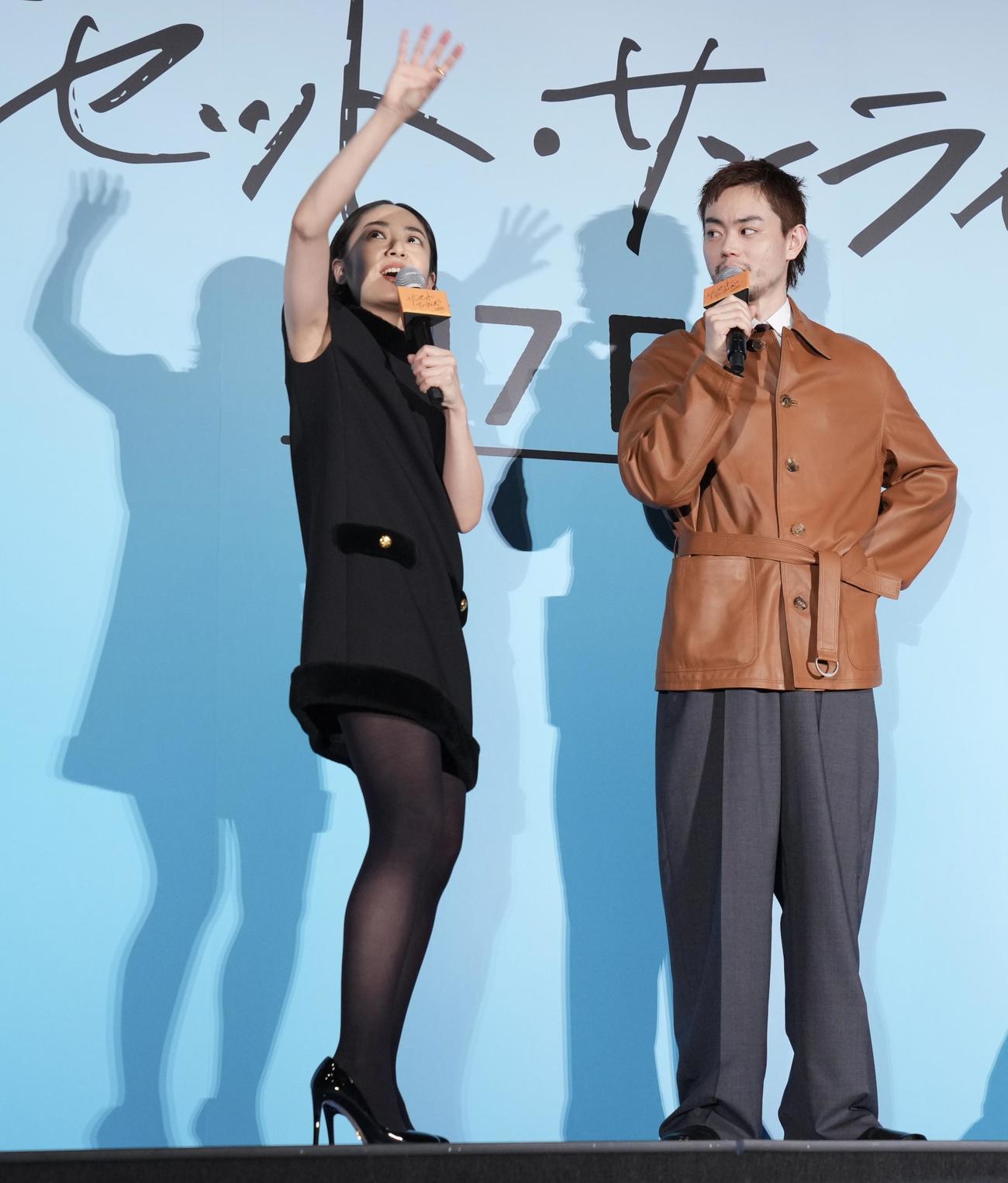 映画「サンセット・サンライズ」完成披露試写会のトークセッションで笑顔を見せる井上真央（左）、菅田将暉（撮影・垰建太）
