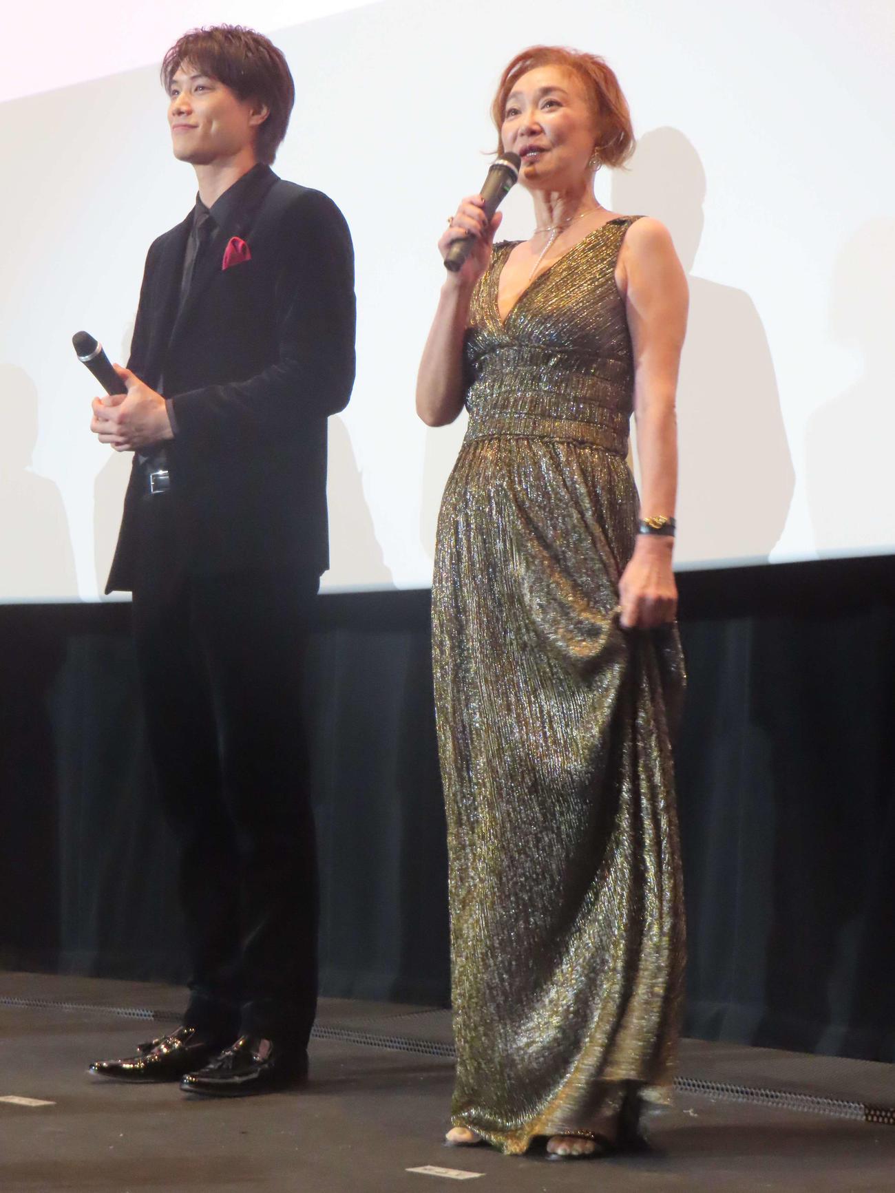 映画「サラリーマン金太郎【暁】編」完成披露上映会に登壇した鈴木伸之（左）と浅野温子