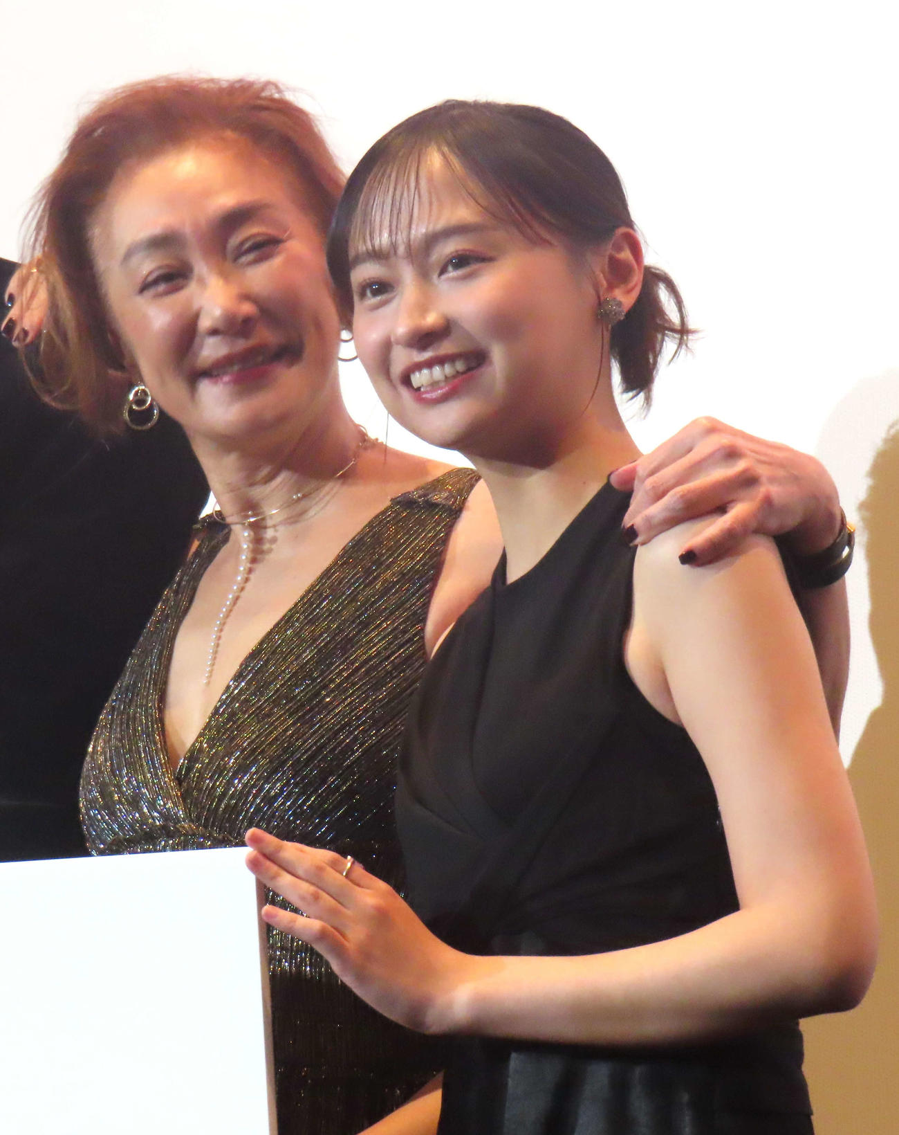 映画「サラリーマン金太郎【暁】編」完成披露上映会に登壇した浅野温子（左）と影山優佳
