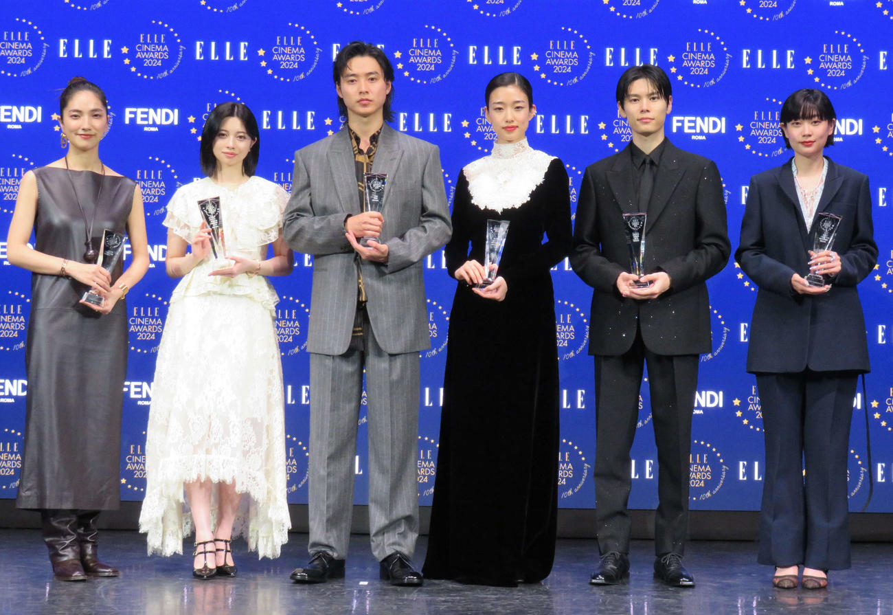 左から仁村紗和、桜田ひより、山崎賢人、河合優実、萩原利久、山中瑶子監督