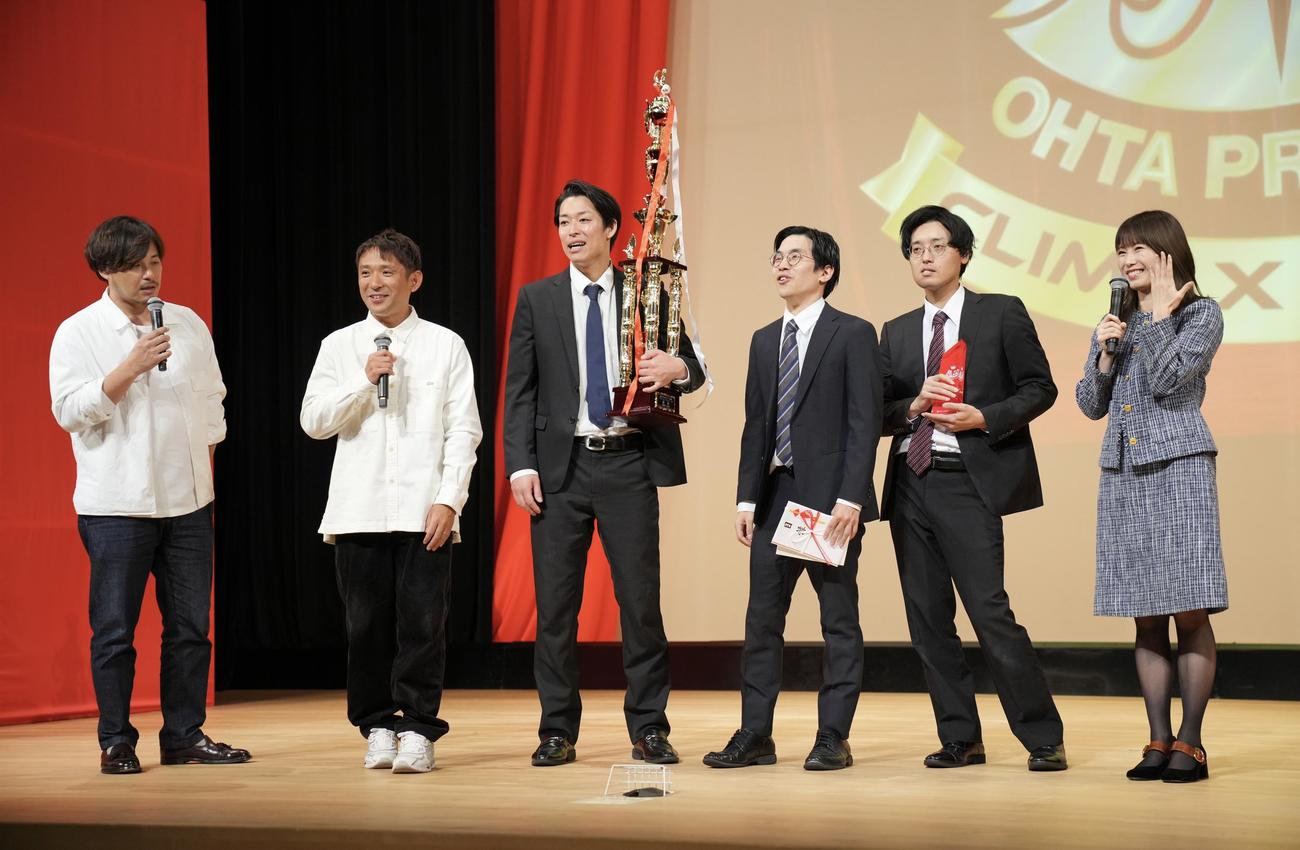 太田プロライブ月笑2024クライマックスシリーズを終え囲み取材で笑顔を見せる、左からアルコ＆ピースの平子祐希、酒井健太、年間チャンピオンで青色1号のカミムラ、榎本淳、仮屋そうめん、横山由依（撮影・垰建太）