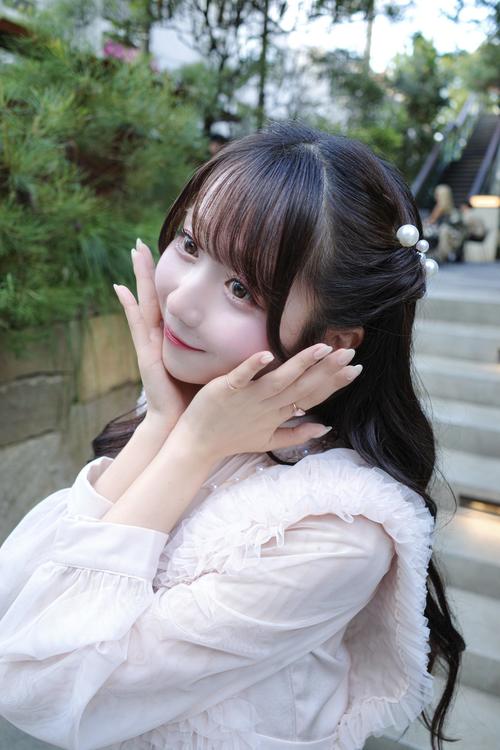 26歳アイドル謝罪、結婚式に薄ピンク色ドレス着用しツッコミ殺到「色味